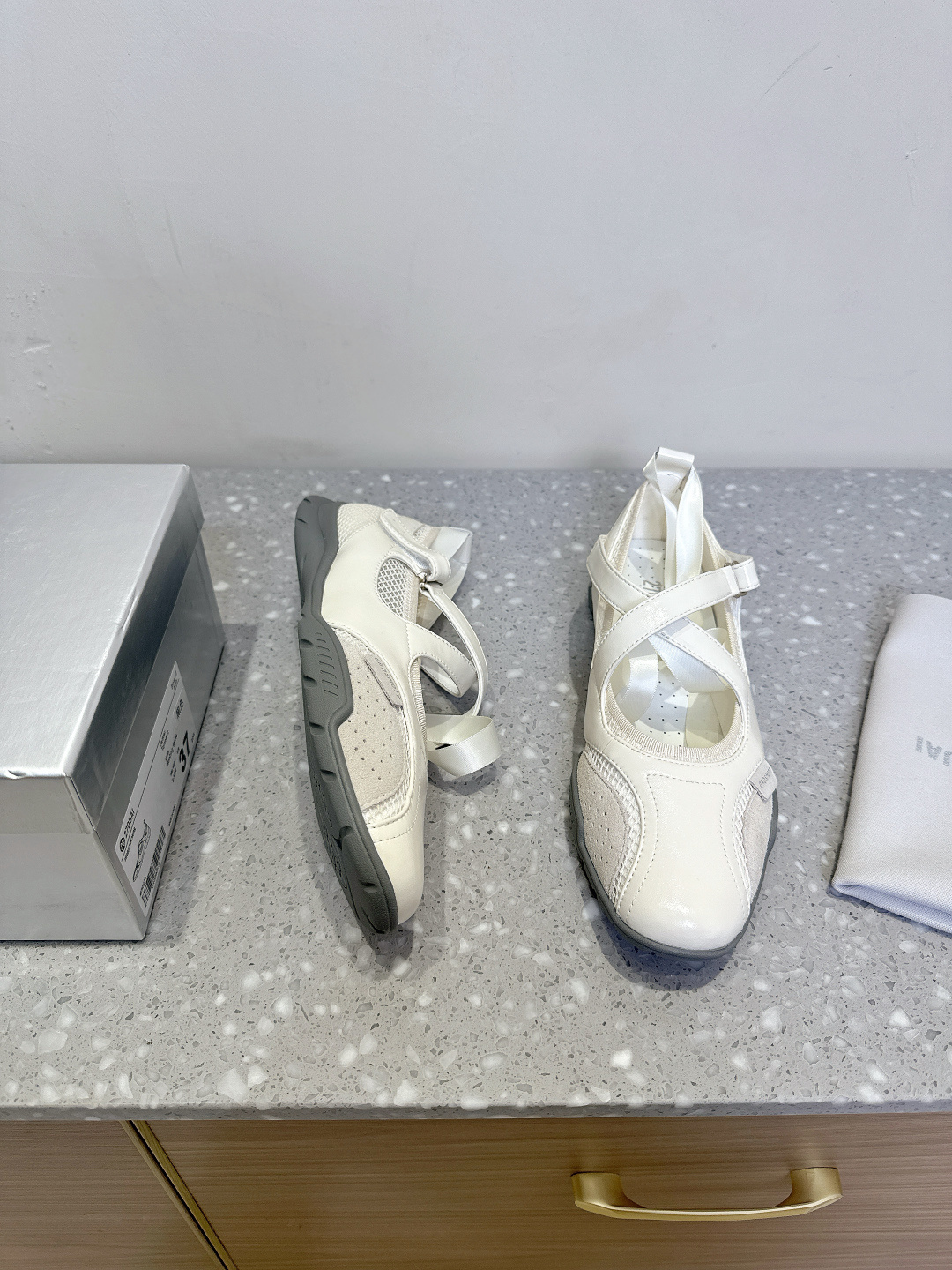 “Spring and Summer New Shoes: Design Inspired by Boxing Boots and Ballet Shoes” - 图片 2