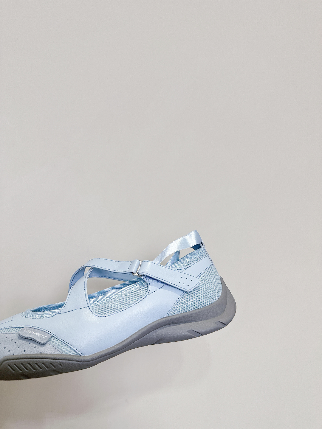 “Spring and Summer Fashion Shoes: Boxing Boots and Ballet Inspired Design for Comfort and Style” - 图片 7