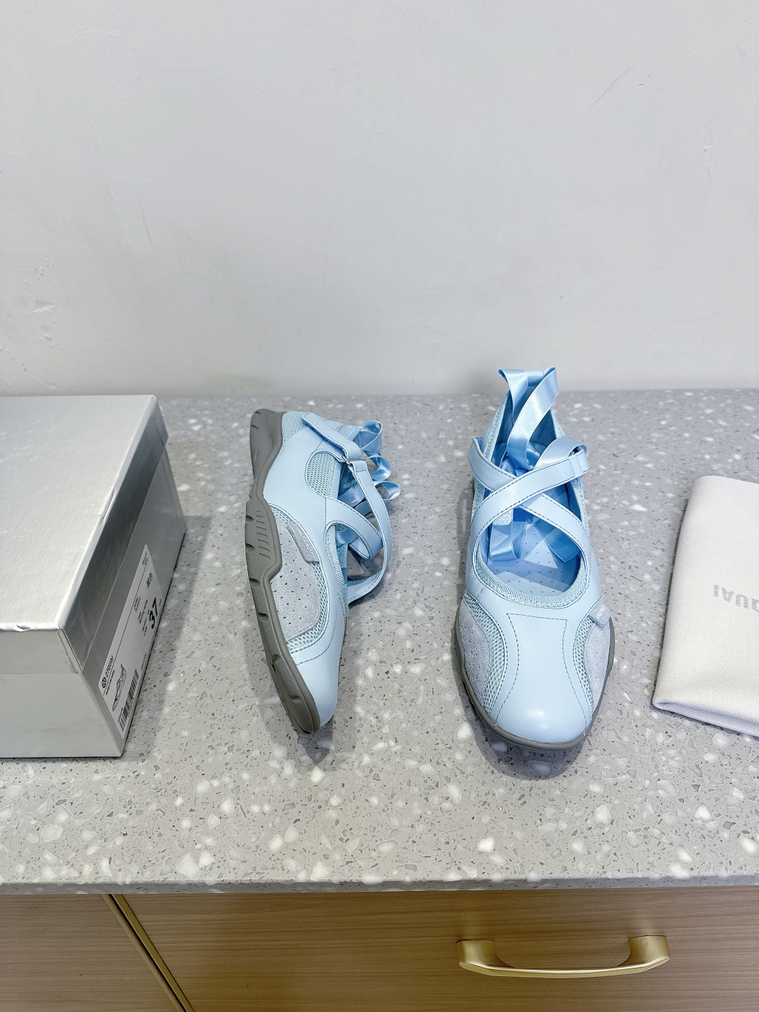 “Spring and Summer Fashion Shoes: Boxing Boots and Ballet Inspired Design for Comfort and Style” - 图片 2