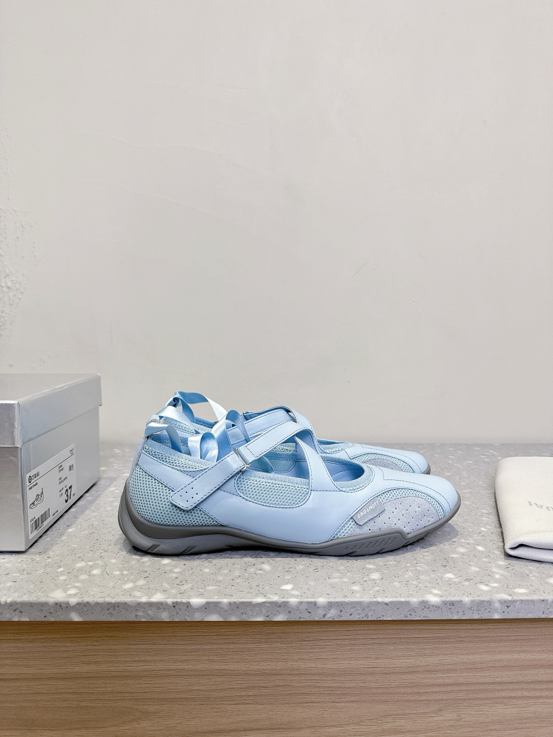 “Spring and Summer Fashion Shoes: Boxing Boots and Ballet Inspired Design for Comfort and Style” - 图片 4