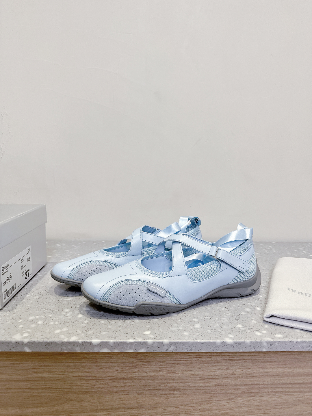 “Spring and Summer Fashion Shoes: Boxing Boots and Ballet Inspired Design for Comfort and Style” - 图片 6