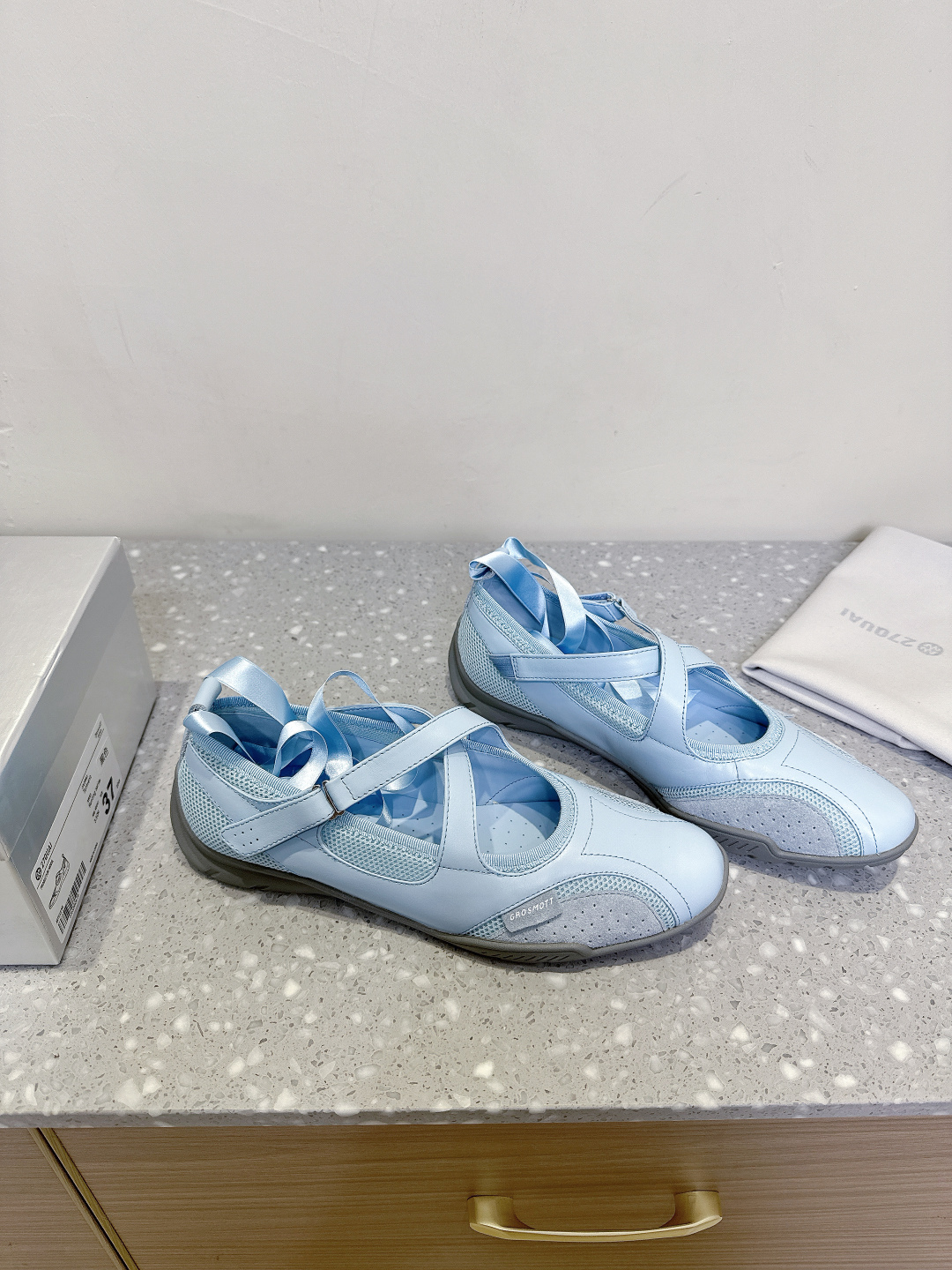 “Spring and Summer Fashion Shoes: Boxing Boots and Ballet Inspired Design for Comfort and Style” - 图片 3
