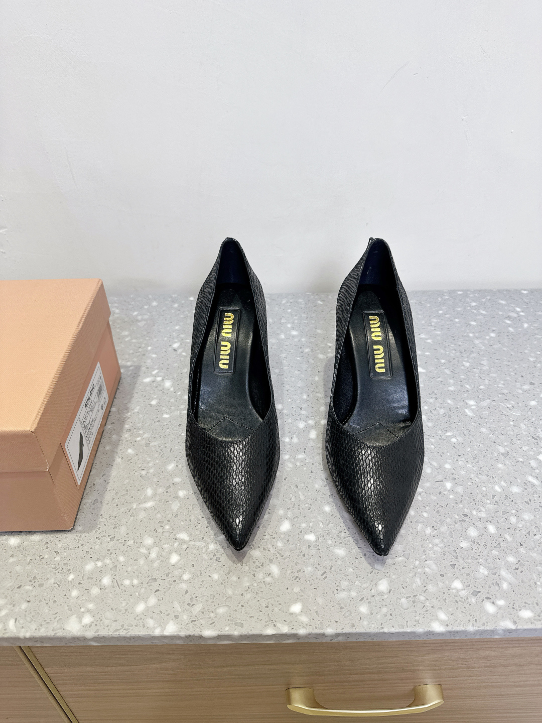 NO:385304,Miumiu 25ss Spring and Summer New Style, Retro, Pointed High Heels, Single Shoes, Fresh Spring and Summer Color Match, Beautiful Curve, Very Good for Daily Wearing, The heel has an exclusive logo style, showing elegant charm on the feet!  The upper is made of original imported mixed-bred sheepskin/snake pattern cowhide inner foot pad sheepskin heel height 9cm sole original Italian imported genuine leather outsole size 35-40 (40 custom made non-return and exchange), high heels single shoes, miumiu, high heels, cowhide, sheepskin, Leather soles19860909Miumiu 缪缪 25ss春夏新款 复古 尖头高跟 单鞋 春夏清新配色 曲线优美,日常穿搭都很搭 后跟有专属标识性Logo格调,上脚尽显优雅魅力！ 鞋面采用原版进口混种羊皮/蛇纹牛皮 内里垫脚羊皮 跟高9cm 鞋底原版意大利进口真皮大底 码数35-40（40 定做不退换）,高跟鞋单鞋,miumiu,high heels,cowhide,sheepskin,Leather soles,Women's Shoes