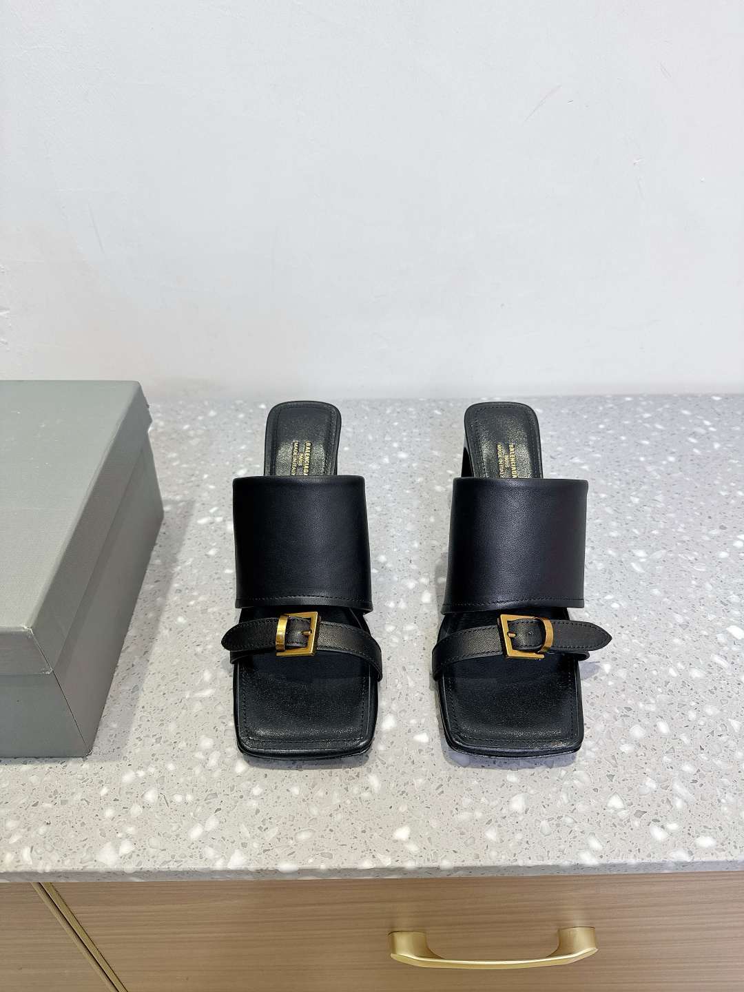 NO:385292,Balenciaga 25ss Spring and Summer New Square Toe Buckle High Heels Slippers The perfect fashion Balencia square toe fashion shoes, Balenciaga is absolutely open to the door, and every pair wants to enter, because every pair really has a sense of fashion The essence of the whole pair is its toe, and it does not have a bloated feeling. Very high-end and slim, and there is no one they cannot match. It can only create a perfect version of the last modification. Customized upper original imported mixed-bred sheepskin inner foot pad sheepskin heel height 8cm sole original custom Italian leather outsole size 35-39 (40.41 custom made without return and exchange), high heel slippers, balenciaga, balenciaga, high heels, slippers, sheepskin, Leather soles19860909Balenciaga 巴黎世家 25ss春夏新款 方头 搭扣 高跟 拖鞋 将时髦发挥到极致的 巴黎世家方头时装鞋,巴黎世家的绝对开了挂,每一双都想去入,因为真的每一对都自带时髦感 整双鞋的精髓就是它的鞋头了, 并且不带臃肿感 非常高级并且显瘦,而且没有她们不能搭配的,无数次套楦修改才能打造出完美版型 鞋面定制原版进口混种羊皮 内里垫脚羊皮 跟高8cm 鞋底原版定制意大利真皮大底 码数35-39（40.41定做不退换）,高跟鞋拖鞋,balenciaga,balenciaga,high heels,slippers,sheepskin,Leather soles,Women's Shoes