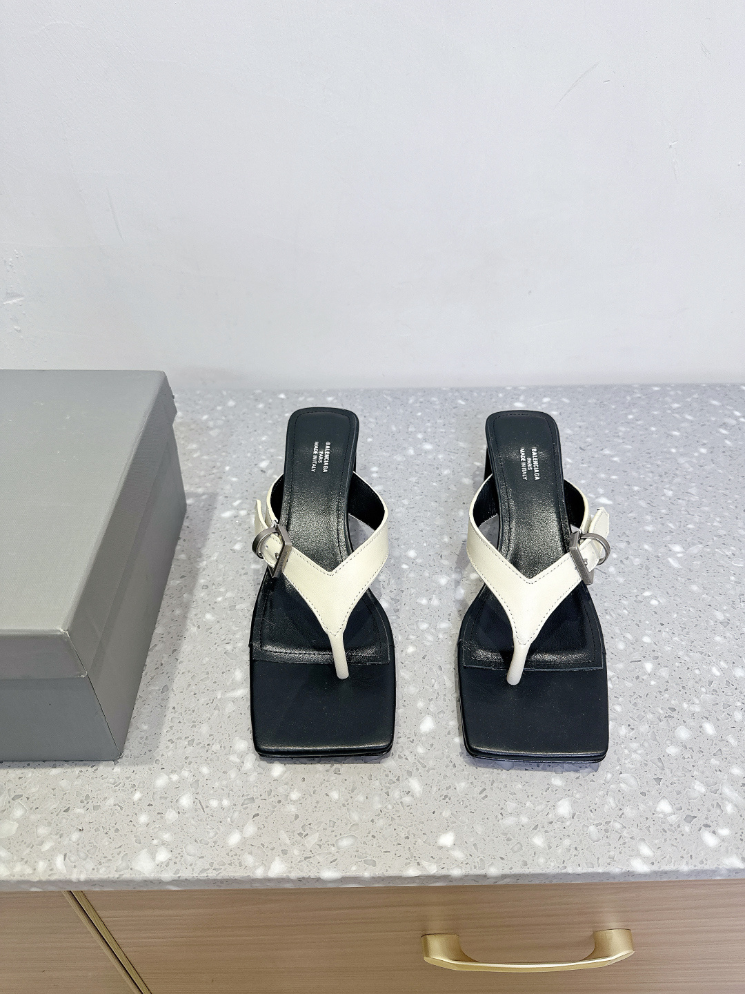 NO:385285,Balenciaga 25ss Spring and Summer New Style Square Toe Buckle Flip Flops Slippers The perfect style of Balenciaga Square Toe Fashion Shoes, Balenciaga is absolutely open to the door, and every pair wants to enter, because every pair really has a sense of fashion. The essence of the whole pair is its toe, and it does not have a bloated feeling. Very high-end and slim, and there is no one they cannot match. It can only create a perfect version of the last modification. Customized upper original imported mixed-bred sheepskin inner foot pad sheepskin heel height 4.5cm sole original customized Italian leather outsole size 35-39 (40.41 custom made without return or exchange), split-toe shoes, balenciaga, balenciaga, slippers, sheepskin, Leather soles19860909Balenciaga 巴黎世家 25ss春夏新款 方头 搭扣 人字拖 拖鞋 将时髦发挥到极致的 巴黎世家方头时装鞋,巴黎世家的绝对开了挂,每一双都想去入,因为真的每一对都自带时髦感 整双鞋的精髓就是它的鞋头了, 并且不带臃肿感 非常高级并且显瘦,而且没有她们不能搭配的,无数次套楦修改才能打造出完美版型 鞋面定制原版进口混种羊皮 内里垫脚羊皮 跟高4.5cm 鞋底原版定制意大利真皮大底 码数35-39（40.41定做不退换）,分趾鞋,balenciaga,balenciaga,slippers,sheepskin,Leather soles,Women's Shoes