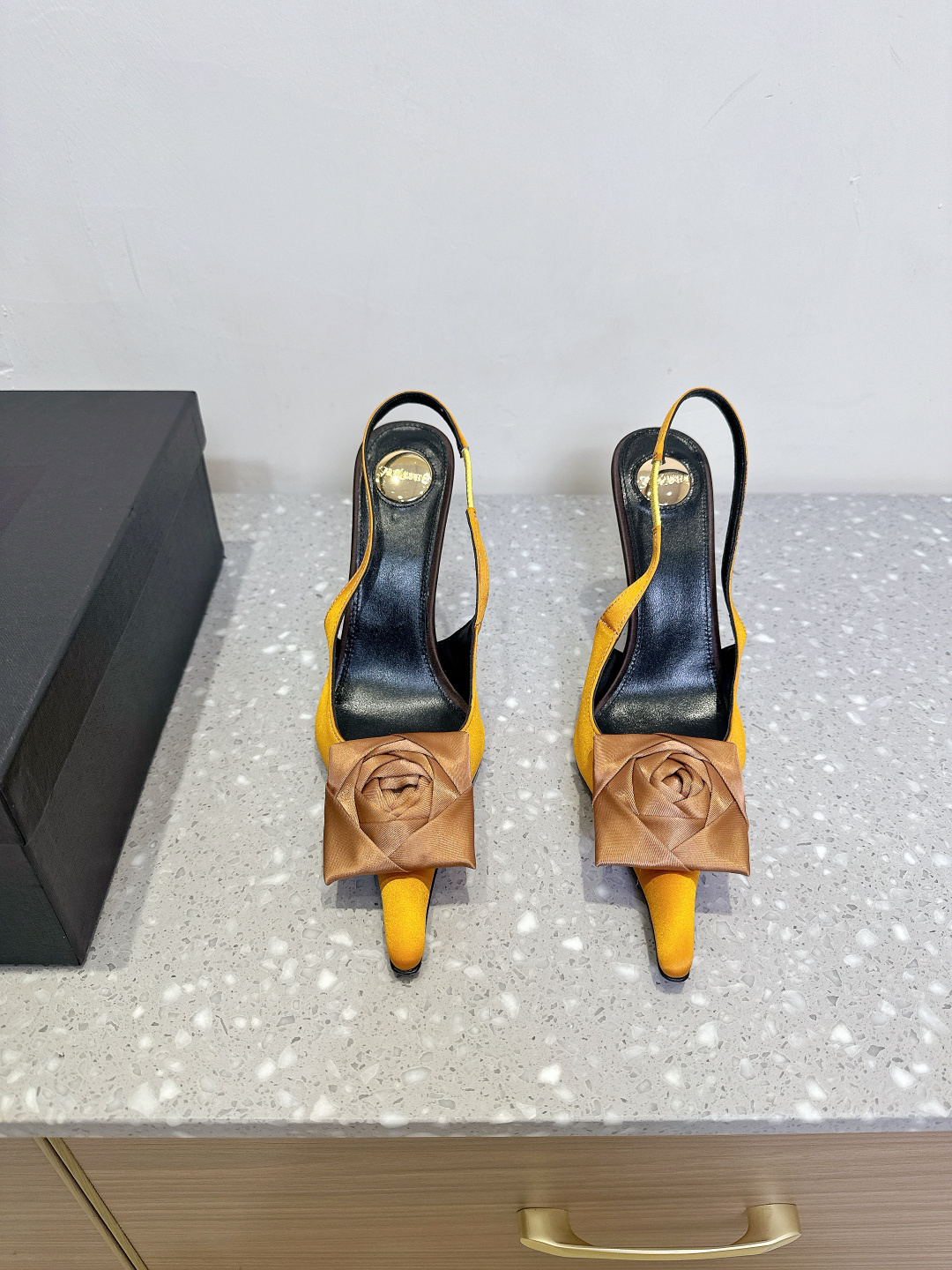 NO:385340,Saint Laurent 25ss Spring and Summer New Style Pointed Toe Flowers High Heels Sandals Showcase Full of beautiful penal saw Sister’s beautiful beauty, it’s the world again. The same Rose model is very good to modify the foot shape, luxurious metal chains in recent years S has become more and more aware of women and has a beautiful impression of design. The upper uses original imported patent leather, inner foot pad sheepskin, heel height 10.5cm, original custom leather outsole, size 35-40 (40.41.42 Customized, no return or replacement), high heels, saint laurent, saint laurent, sandals, high heels, sheepskin, Leather soles19860909Saint Laurent 圣罗兰 25ss春夏新款 尖头 花朵 高跟 凉鞋 走秀款 把美丽刑锯表现的淋漓尽致 姐姐的美丽尤物 又是人间 Rose同款的化很好修饰脚型,奢华金属链 这几年S是在越来越懂女人了朝摒奔了设计印象绝美 鞋面采用原版进口漆皮 内里垫脚羊皮 跟高10.5cm 鞋底原版定制真皮大底 尺码35-40（40.41.42 定制不退不换),高跟鞋凉鞋,saint laurent,saint laurent,sandals,high heels,sheepskin,Leather soles,Women's Shoes