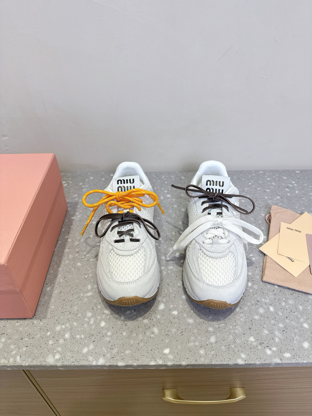 NO:385315,Miu Miu Miu 25ss spring and summer new style retro color polished dad shoes, beautiful appearance, popular sneakers, a must-have for ~ old fashioned, simple and high-end, very comfortable to match on the feet, must-have for the year, the latest catwalk sports dad shoes, a style that domestic and foreign bloggers have been banging. Xiaohongshu grass planting series, retro and fashionable, beautiful and beautiful, simple sports board shoes design, highly recognizable tongue, creates a Buddhist sweet casual style~~ The aura on the feet is very casually matched. Mainstream double shoelace design, mainly fashionable, the fabric is made of original imported cowhide color/breathable net, inner foot pad breathable net, original custom rubber sole, Size35-40 (40 custom made, no return or exchange), casual shoes/sports, miumiu, sneakers, cowhide19860909Miu Miu 缪缪 25ss春夏新款 复古 擦色 老爹鞋 颜值担当火爆款运动鞋 不得不入的一款～做旧时尚 简约高级 随意搭配上脚非常舒适,年度必入款 最新走秀款运动老爹鞋国内外博主刷爆的一款 小红书种草系列,复古又时髦上脚美炸了简约的运动板鞋设计 极具辨识度的鞋舌,打造佛系甜美的休闲风~~上脚气场十足随意搭配 主流双鞋带设计 主打一个时尚 面料采用原版进口牛皮擦色/透气网 内里垫脚透气网 鞋底原版定制橡胶大底 Size35-40（40订做不退换）,休闲鞋/运动鞋,miumiu,sneakers,cowhide,Women's Shoes