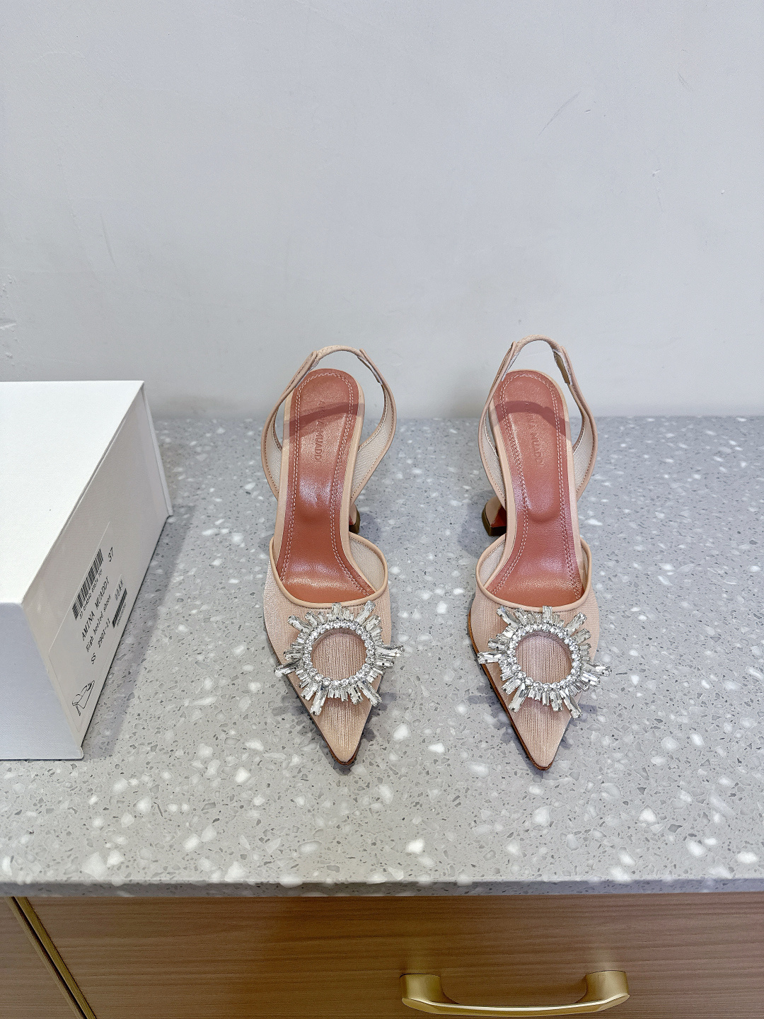 NO:385258,Amina Muaddi 25ss Spring and Summer New lace Rhinestone Pointed High Heels Series is Jimei’s dream shoes. I love you and love you. Spring series is gentle and beautiful. It’s so beautiful that it’s foul. It’s perfect for everyday banquets, so it’s simply too gentle. The upper uses original imported lace/original buckle, inner foot pad sheepskin, heel height 9.5cm, original custom leather soles, size 35-39 (40.41.42 custom made without return), high heels, sandals, high heels, sheepskin, Leather soles19860909Amina Muaddi 阿米娜 25ss春夏新款 蕾丝 水钻 尖头 高跟鞋系列 就是集美们的梦中情鞋,爱了爱了 春系温柔杀 美到犯规 宴会日常都适合,简直不要太温柔了 鞋面采用原版进口蕾丝/原版扣饰 内里垫脚羊皮 跟高9.5cm 鞋底原版定制真皮大底 码数35-39（40.41.42定做不退换）,高跟鞋凉鞋,sandals,high heels,sheepskin,Leather soles,Women's Shoes