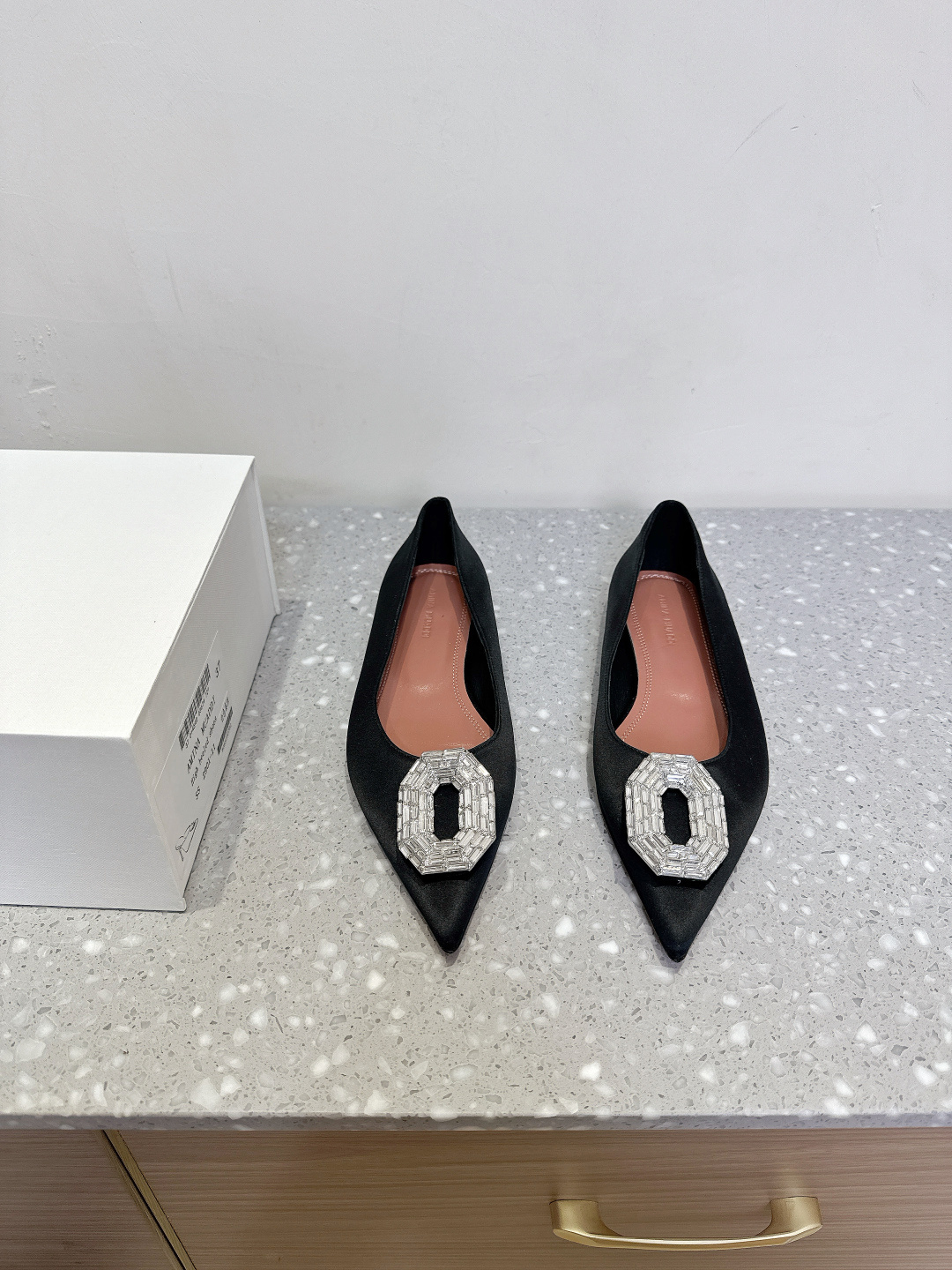 NO:385267,Amina Muaddi 25ss Spring and Summer New Style Pointed Toe Flat Sole Single Shoes are the dream shoes of Jimei. I love you and love you. Spring is gentle and beautiful. It is so beautiful that it is foul. It is suitable for everyday banquets, so it is simply too gentle. The upper uses original imported beef patent leather/silk, inner foot pad sheepskin, original custom leather outsole. Size 35-39 (40.41.42 custom made without return or exchange), single shoes, sheepskin, real silk, Leather soles19860909Amina Muaddi 阿米娜 25ss春夏新款 尖头 平底 单鞋 就是集美们的梦中情鞋,爱了爱了 春系温柔杀 美到犯规 宴会日常都适合,简直不要太温柔了 鞋面采用原版进口牛漆皮/真丝 内里垫脚羊皮 鞋底原版定制真皮大底 码数35-39（40.41.42定做不退换）,单鞋,sheepskin,real silk,Leather soles,Women's Shoes