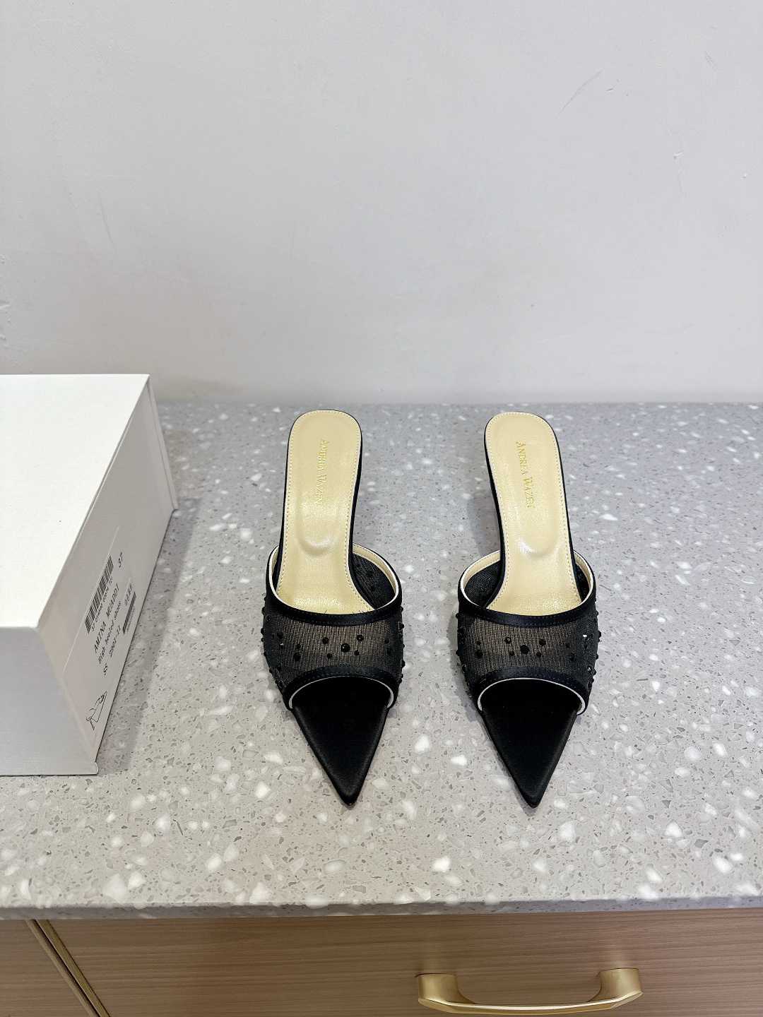 NO:385248,Anderea Waze niche trendy brand 25ss spring and summer new style pointed toe high heels slippers are Jimei’s dream shoes. I love you and love you. Spring series gentle killing, beautiful and foul. It is suitable for everyday banquets, so it is simply too gentle. The upper uses original imported silk/lace, inner foot pad sheepskin, heel height 6.5cm, original custom leather outsole, size 35-39 (40.41.42 custom made without return), semi-torque high heels, high heels, slippers, sheepskin, real silk, Leather soles19860909Anderea Waze 小众潮牌 25ss春夏新款 尖头 高跟 拖鞋 就是集美们的梦中情鞋,爱了爱了 春系温柔杀 美到犯规 宴会日常都适合,简直不要太温柔了 鞋面采用原版进口真丝/蕾丝 内里垫脚羊皮 跟高6.5cm 鞋底原版定制真皮大底 码数35-39（40.41.42定做不退换）,半拖高跟鞋,high heels,slippers,sheepskin,real silk,Leather soles,Women's Shoes