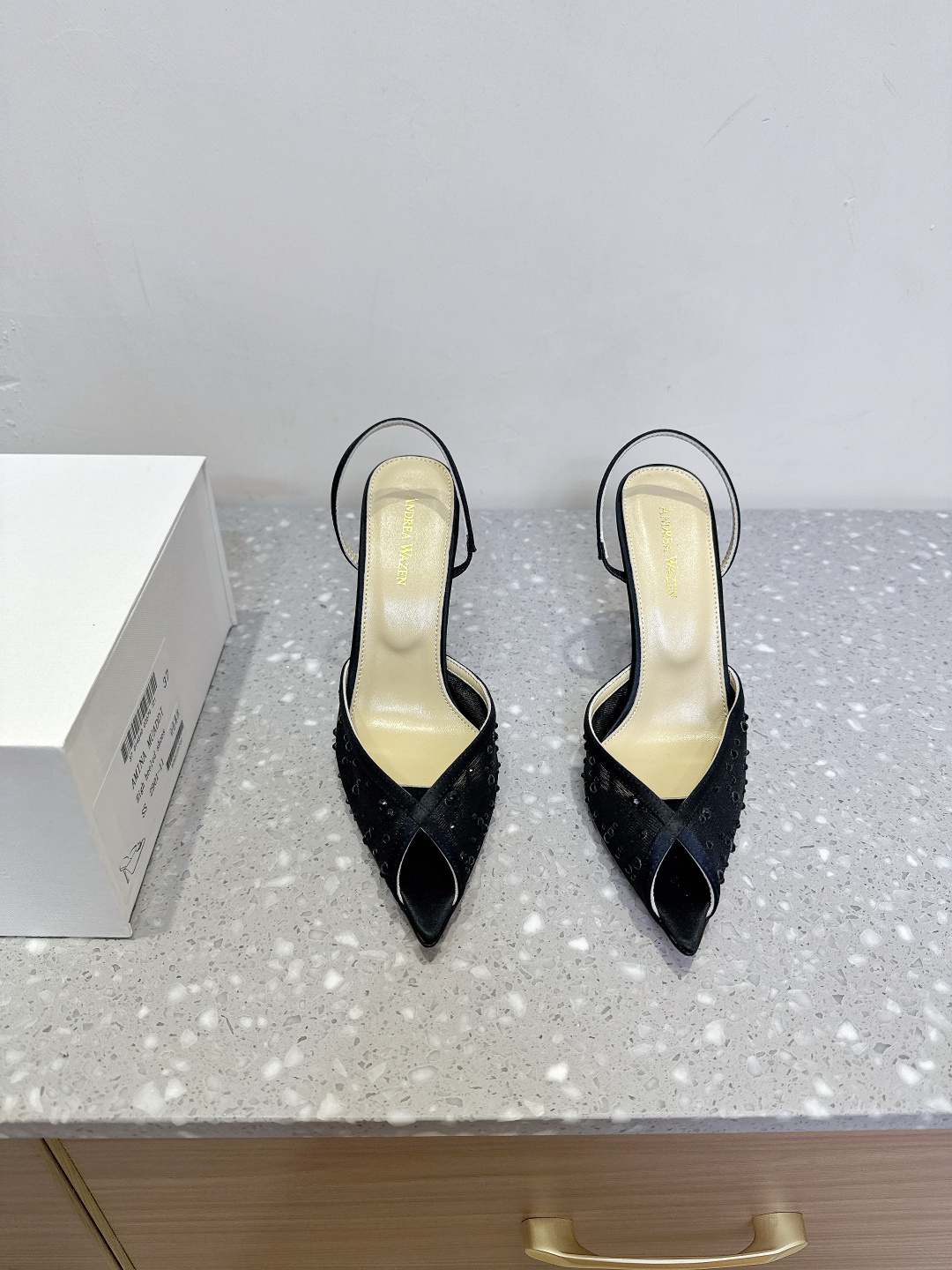 NO:385276,Anderea Waze niche trendy brand 25ss spring and summer new style pointed toe high heels sandals are Jimei’s dream shoes. I love you and love you. Spring series gentle killing, beautiful and foul. It is suitable for everyday banquets, so it is simply too gentle. The upper uses original imported silk/lace, inner foot pad sheepskin, heel height 9.5cm, original custom leather outsole, size 35-39 (40.41.42 custom made without return), high heels sandals, sandals, high heels, sheepskin, real silk, Leather soles19860909Anderea Waze 小众潮牌 25ss春夏新款 尖头 高跟 凉鞋 就是集美们的梦中情鞋,爱了爱了 春系温柔杀 美到犯规 宴会日常都适合,简直不要太温柔了 鞋面采用原版进口真丝/蕾丝 内里垫脚羊皮 跟高9.5cm 鞋底原版定制真皮大底 码数35-39（40.41.42定做不退换）,高跟鞋凉鞋,sandals,high heels,sheepskin,real silk,Leather soles,Women's Shoes