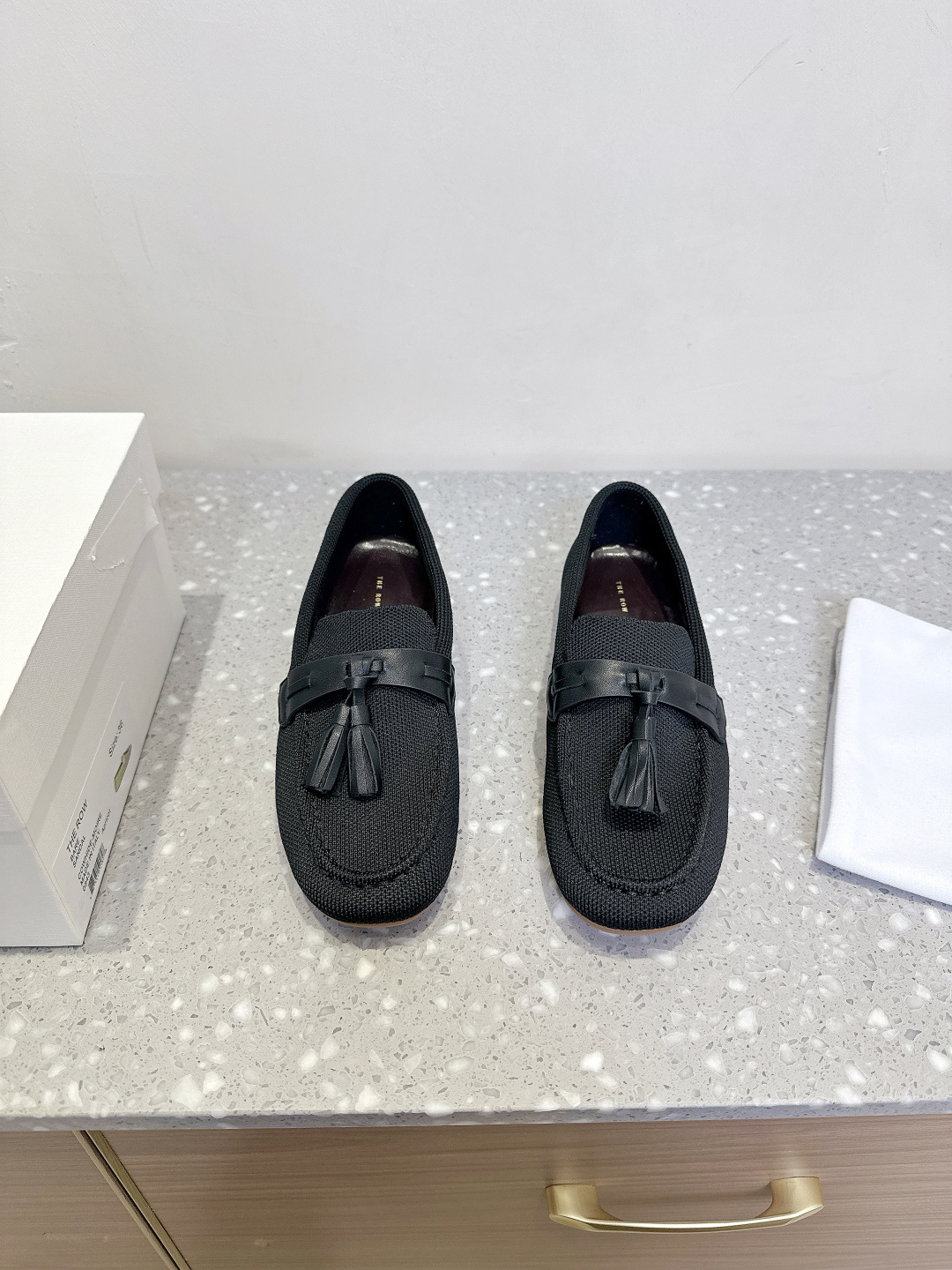 NO:385226,The Row niche trendy brand 25ss spring and summer new style retro tassel loafers bean shoes This grandma shoes have a lazy and casual feeling, very casual and fashionable, easy to wear without scratching your feet, continuing the usual minimalist style. No lining structure, the shoe body is extremely light and sticky, soft and comfortable, a shoe that will never scratch your feet. The style is fresh and refined, and it is unforgettable. The upper is made of original imported knitted/cowhide, inner foot pad sheepskin original custom anti-slip rubber outsole size 35-40 (40 custom made without return), single shoes, loafers, cowhide, sheepskin19860909The Row 小众潮牌 25ss春夏新款 复古流苏 乐福鞋 豆豆鞋 此款奶奶鞋有种慵懒随性的感觉,很随意的时髦,好穿不磨脚,延续了一贯的极简风格 无内衬结构,鞋身极其轻便贴肤,柔软舒适,绝对不会磨脚的一款鞋子 款式清新脱俗,让人过目不忘 鞋面采用原版进口针织/牛皮 内里垫脚羊皮 鞋底原版定制防滑橡胶大底 码数35-40（40 定做不退换）,单鞋,loafers,cowhide,sheepskin,Women's Shoes