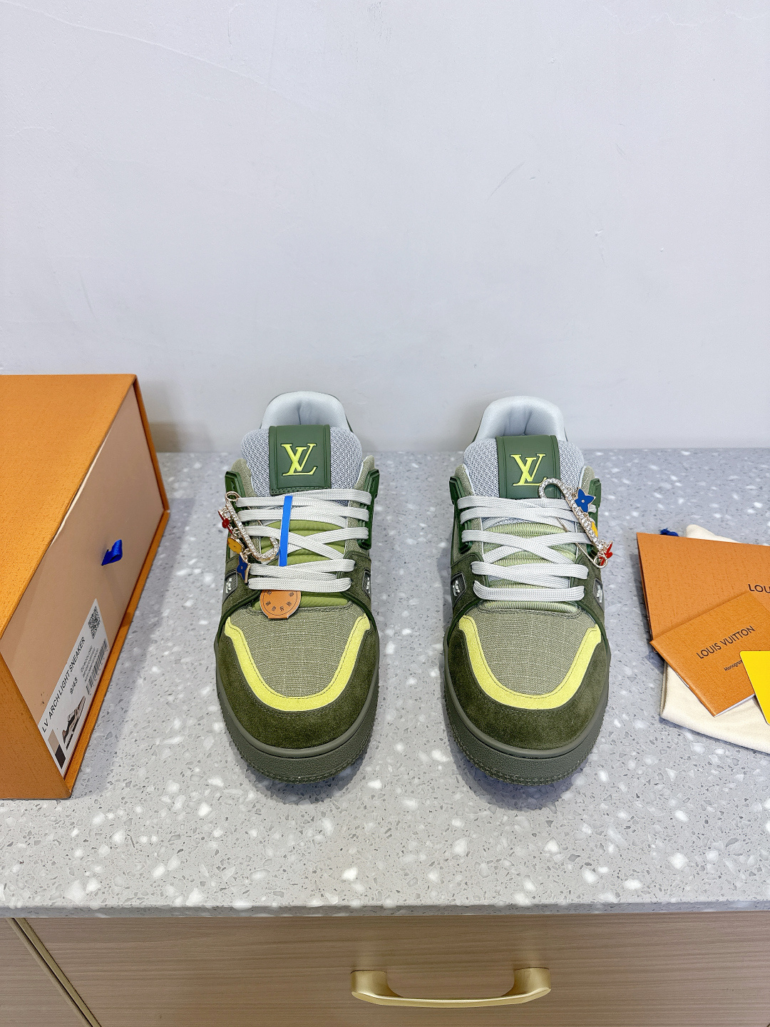 NO:385206,Louis Vuitton Couple style casual sports shoes skateboard shoes original purchase and development Made this LV Trainer sneakers are made of cowhide leather to create complex uppers, which require hours of ingenious sewing to complete. The classic configuration is from Virgil Abloh, showing the inspiration of retro basketball shoes. The delivery counter is exquisitely packaged. The original customized head layer cowhide inner footbed breathable net. Heel height 3cm. The original open mold double-color TPU combination sole. Size35-44 (female size 40, male size 45 customized without return). Casual shoes/sports shoes, louis vuitton, louis vuitton, louis vuitton, louis vuitton, sneakers, cowhide19860909Louis Vuitton 路易威登 情侣款 休闲 运动鞋 滑板鞋 原版购入开发 做货 本款LV Trainer 运动鞋选用牛皮革塑造繁复鞋面,需要数小时的匠心缝制方可完成.经典构型出自 Virgil Abloh 之手,展现复古篮球鞋的灵感启发 配送专柜精美包装 面料原版定制头层牛皮 内里垫脚透气网 跟高3cm 大底原版开模双色TPU组合大底 Size35-44（女码40,男码45定做不退换）,休闲鞋/运动鞋,louis vuitton,louis vuitton,louis vuitton,sneakers,cowhide,Women's Shoes