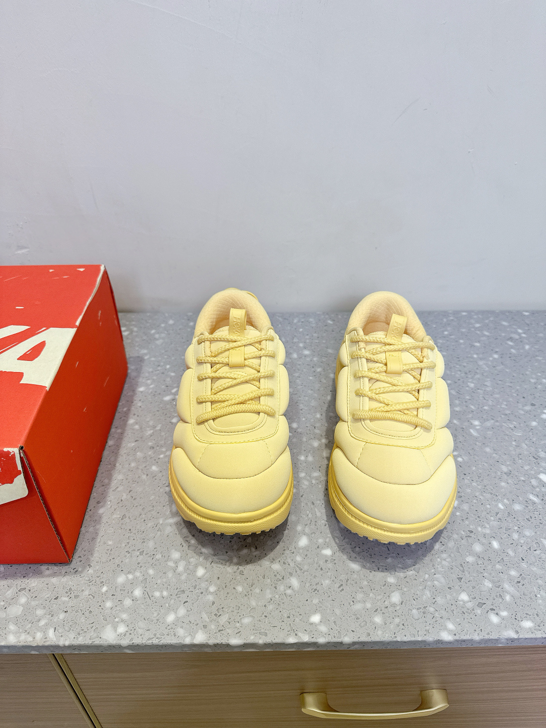 NO:385136,Marni x Hoka co-branded models Puffs, Fat Ding, Bread Shoes, Casual Sports Shoes Hoka and Marni have been working together for the first time. It is worth mentioning that this is also Hoka's first entry into the luxury brand field!  The whole pair of shoes adopts a monochrome design style. Both parties use Hoka's classic Bondi B3LS as the design blueprint and are equipped with its iconic rebound sole. After Marni's transformation, the upper is covered with rubber-coated polyester fiber material, giving a very fluffy and cute visual effect. Original imported high-density fabric, inner foot pad imported breathable mesh, sole thickness 4.5cm, original customized sole, ultra-light foamed sole, Size35-40 (40 custom-made, non-return and exchange), casual shoes/sports, marni, sneakers19860909Marni x Hoka 联名款 泡芙 胖丁 面包鞋 休闲 运动鞋 Hoka和Marni首次合作联名来咯,值得一提的是,这也是 Hoka第一次涉足奢侈品牌领域！ 整双鞋采用了单色的设计风格,双方以Hoka经典的Bondi B3LS为设计蓝本,搭载了其标志性的回弹大底. 经过 Marni的改造,鞋面覆盖了橡胶涂层的聚酯纤维材质,呈现出十分蓬松可爱的视觉效果 面料原版进口高密度面料 内里垫脚进口透气网 底厚4.5cm 鞋底原版定制超轻发泡大底 Size35-40（40定制不退换）,休闲鞋/运动鞋,marni,sneakers,Women's Shoes