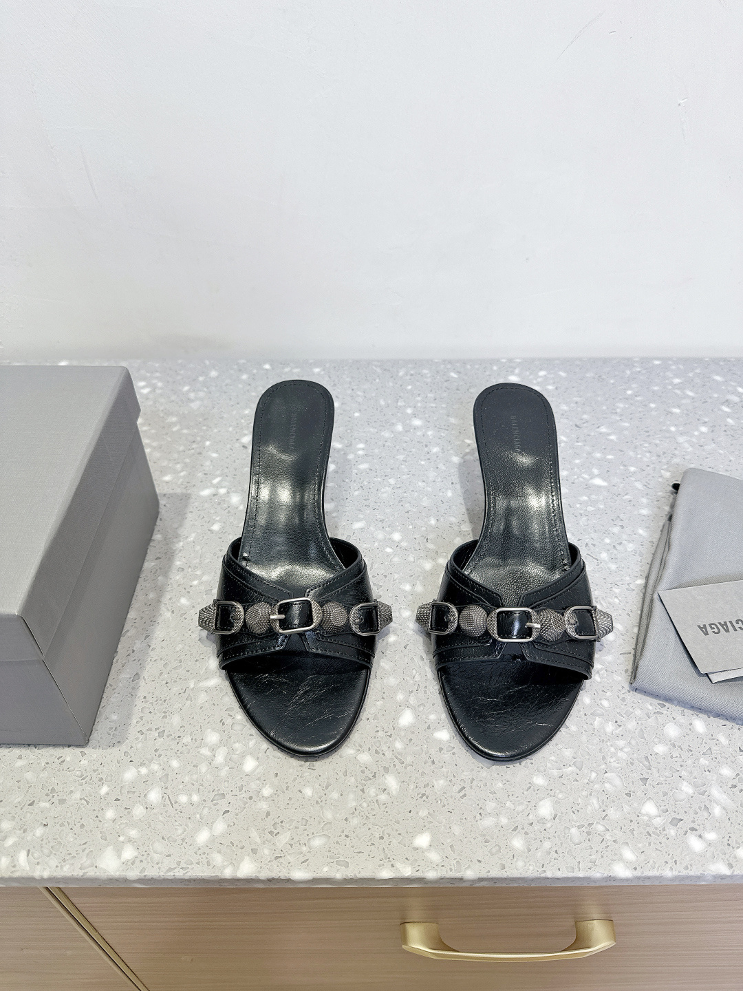 NO:385254,Balenciaga 25ss Spring and Summer New Model Metal Rivets Slippers This pair of CAGOLE slippers is the rivets on the lady slippers, and it is super punk on the street. It's so unique. INS hottest. The upper is made of original imported cowhide/iron buckle/diamond buckle. The inner foot pad sheepskin. Heel height 5.5cm. Outsole. Original custom leather outsole. Size35-39 (40 custom made without return or exchange), high heels, balenciaga, balenciaga, high heels, slippers, cowhide, sheepskin, Leather soles19860909铁扣Balenciaga 巴黎世家 25ss春夏新款 金属 铆钉 拖鞋 这双CAGOLE拖鞋鞋型是淑女拖鞋上面的铆钉又超级朋克街头简直太别致了 INS爆款 鞋面采用原版进口牛皮/铁扣/钻扣 内里垫脚羊皮 跟高5.5cm 大底原版定制真皮大底 Size35-39（40定做不退换）,高跟鞋拖鞋,balenciaga,balenciaga,high heels,slippers,cowhide,sheepskin,Leather soles,Women's Shoes