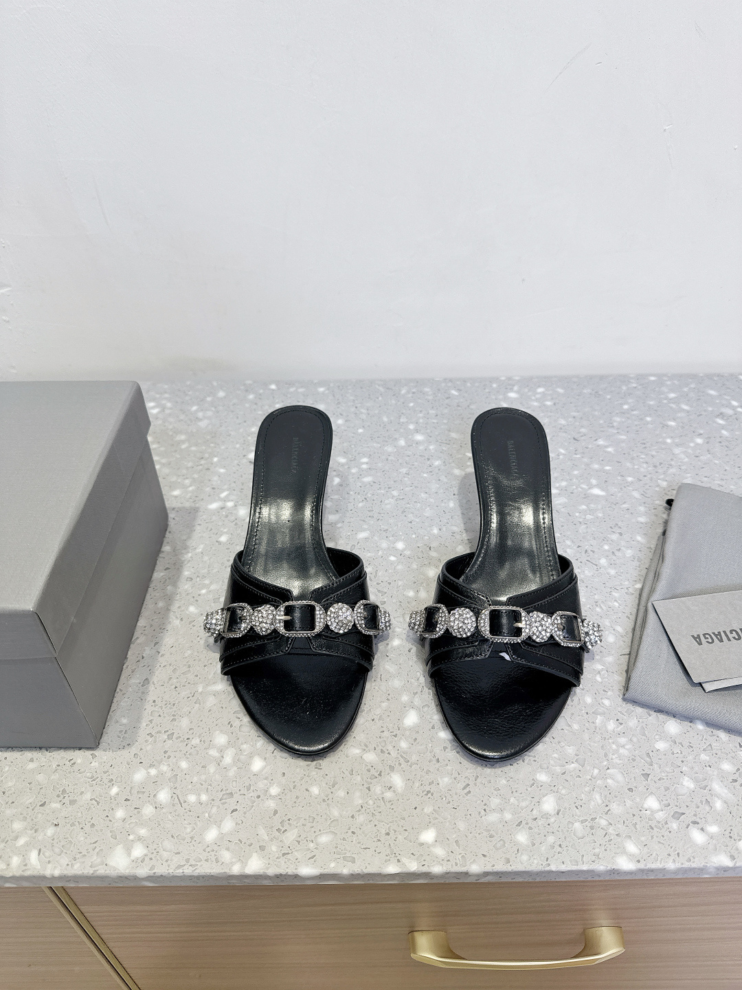 NO:385264,Diamond buckle Balenciaga 25ss Spring and Summer New Model Metal Rivets Slippers This pair of CAGOLE slippers is the rivets on the lady slippers, and it is super punk on the street. It's so unique. INS hot model. The upper is made of original imported cowhide/iron buckle/diamond buckle. The inner foot pad sheepskin. Heel height 5.5cm. Outsole. Original custom leather outsole. Size35-39 (40 custom made without return or exchange), high heels. Balenciaga, balenciaga, high heels, slippers, cowhide, sheepskin, Leather soles.19860909钻扣Balenciaga 巴黎世家 25ss春夏新款 金属 铆钉 拖鞋 这双CAGOLE拖鞋鞋型是淑女拖鞋上面的铆钉又超级朋克街头简直太别致了 INS爆款 鞋面采用原版进口牛皮/铁扣/钻扣 内里垫脚羊皮 跟高5.5cm 大底原版定制真皮大底 Size35-39（40定做不退换）,高跟鞋拖鞋,balenciaga,balenciaga,high heels,slippers,cowhide,sheepskin,Leather soles,Women's Shoes