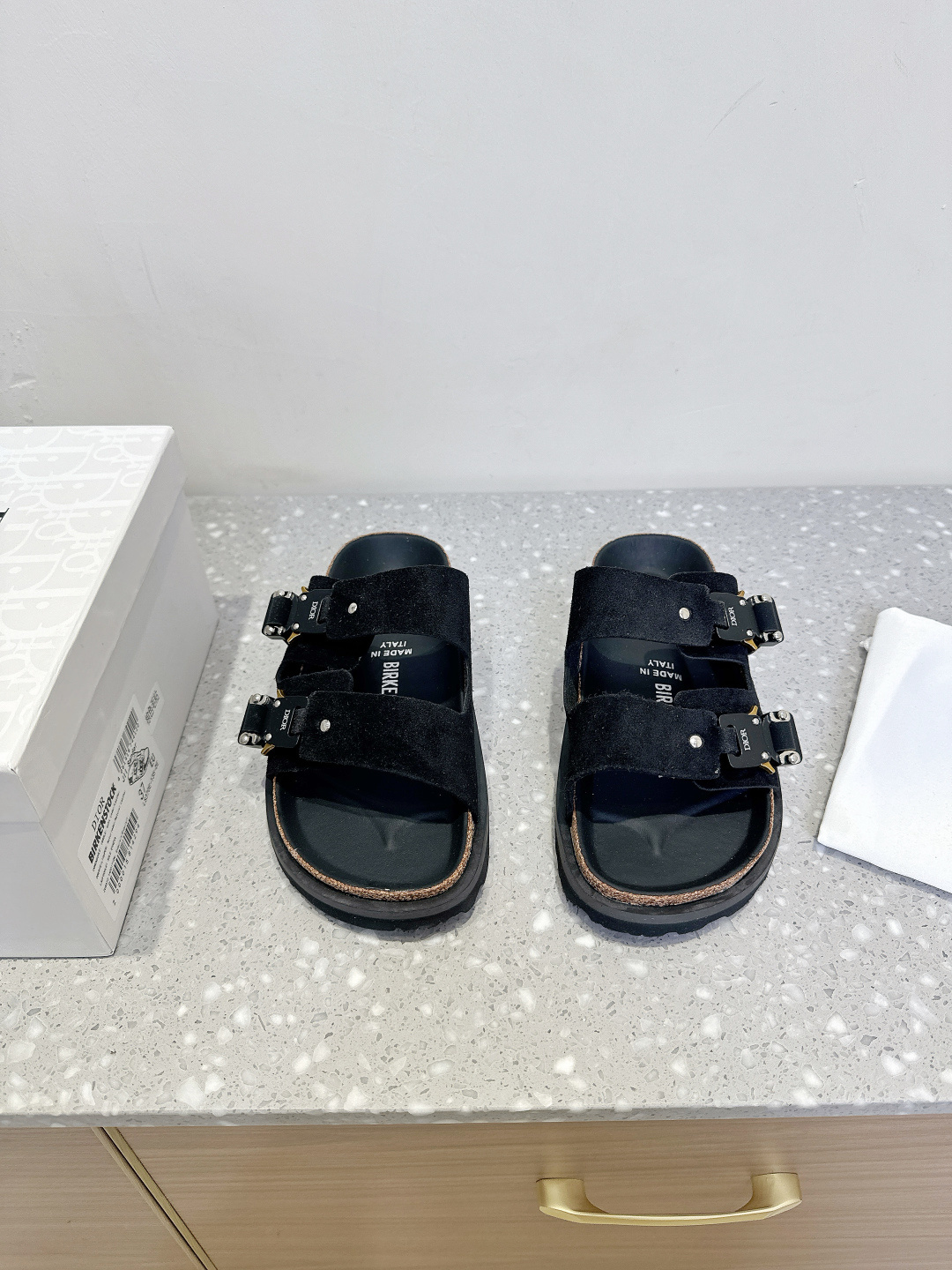 NO:385213,Dior x Birkenstock co-branded Milcno sandals The upper part of the sole is Dior's pattern, and the lower part is Birkenstock's pattern. The cow fur and wool fiber below reflect the exquisite craftsmanship behind the joint. The matte cow leather upper and the leather pattern is high-end. Decorated with buckles and adjustable rear straps. The same size can also be adjusted according to the foot shape, making it more comfortable to wear. The hardware aluminum buckle is decorated with DIOR logo and continues the classic. The outsole T-filled + real cork eva outsole, which is soft and can be worn with socks. It is suitable for both temperate tropical size #women 35-40 (40 custom-made no return or exchange) #men 39-45 (45 custom-made no return or exchange), slippers sandals, birdenstock, dior, sandals, slippers, cowhide, socks19860909Dior x Birkenstock 联名款 Milcno凉拖鞋 鞋底上半部分是Dior的纹路,下半部分是勃肯的纹路 下面牛翻毛皮和羊毛纤维,体现联名背后的精湛工艺,磨砂牛皮革鞋面,皮质纹路高级 饰以搭扣和可调节的后侧饰带,同尺码也可根据脚型调整大小,穿着更加舒适 五金铝扣饰以DIOR标志延续经典 大底T灌注+真软木eva外底,踩着柔软,搭配袜子穿着也可,不管在温带热带都适合 码数#女35-40（40订做不退换） #男39-45（45订做不退换）,拖鞋凉鞋,birkenstock,dior,sandals,slippers,cowhide,socks,Women's Shoes