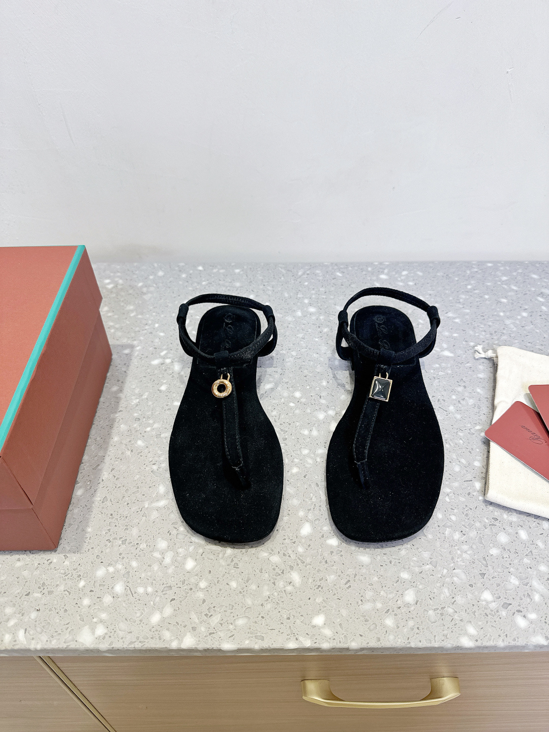 NO:385118,(Spot) Loro Piana 25ss Spring and Summer New British Foot Sandals It turns out that this is the legend that you won’t be tired even if you walk 20,000 steps. The appearance and feel will be completely lost. The minimalist design is eye-catching and durable, and the outfit is a plus point. The soft foot feel is outstanding. The upper is made of original imported suede/hardware buckle, inner foot pad Yangjing Sole is original customized Italian leather sole Size35-39 (40 customization, no return or exchange), split-toe shoes, loro pigana, sandals, sheep, chamois leather, Leather soles19860909（现货）Loro Piana 25ss春夏新款 英伦 夹脚 凉鞋 原来这就是传说走两万步都不会累脚的夹脚凉鞋把颜值和脚感都拿捏住了 上脚一走就会被彻底沦陷～极简的设计吸睛耐看,穿搭加分项呀 软乎乎的脚感质感出众 鞋面采用原版进口麂皮/五金扣 内里垫脚羊京 鞋底原版定制意大利真皮大底 Size35-39（40 定制不退不换）,分趾鞋,loro piana,sandals,sheep,chamois leather,Leather soles,Women's Shoes