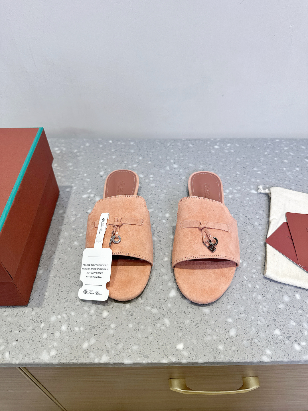 NO:385185,(Spot) Loro Piana 25ss Spring and Summer New British Sandals It turns out that this is the legend that you won’t be tired even if you walk 20,000 steps. The appearance and feel will be completely lost. The minimalist design is eye-catching and durable, and the outfit is a plus point. The soft foot feel is outstanding. The upper is made of original imported suede/hardware buckle, inner foot pad sheepskin, soles are original custom Italian leather soles. Size35-39 (40 customization, no return or replacement), slippers, loro pigana, sandals, slippers, sheepskin, chamois leather, Leather soles19860909（现货）Loro Piana 25ss春夏新款 英伦 凉鞋 原来这就是传说走两万步都不会累脚的夹脚凉鞋把颜值和脚感都拿捏住了 上脚一走就会被彻底沦陷～极简的设计吸睛耐看,穿搭加分项呀 软乎乎的脚感质感出众 鞋面采用原版进口麂皮/五金扣 内里垫脚羊皮 鞋底原版定制意大利真皮大底 Size35-39（40 定制不退不换）,拖鞋,loro piana,sandals,slippers,sheepskin,chamois leather,Leather soles,Women's Shoes