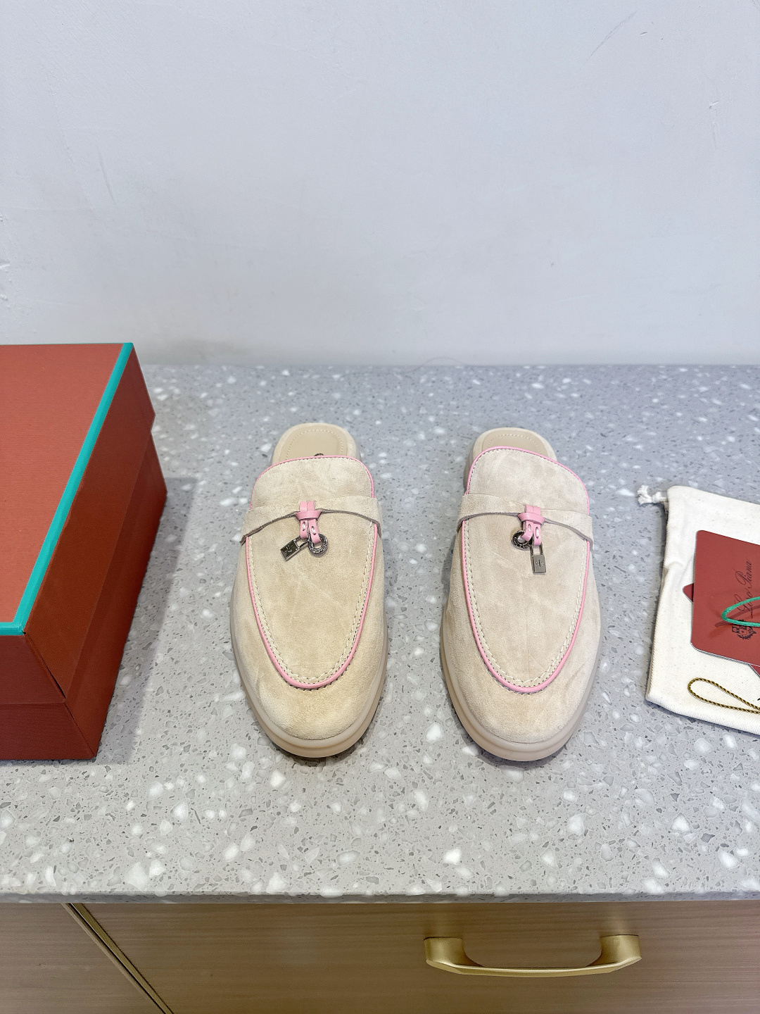 NO:385159,(Spot) Loro Piana 25ss Spring and Summer New British Muller Semi-Trained It turns out that this is the legend that the foot-climbing sandals that won't be tired even if they walk 20,000 steps will hold their appearance and feel. Once they walk on their feet, they will be completely lost~ The minimalist design is eye-catching, and the outfit is extra points. The soft foot feel is outstanding. The upper is made of original imported suede/hardware buckle, inner foot pad sheepskin, soles are original custom Italian leather soles Size35-39 (40 customization, no return or replacement), loofer semi-trailing, loro piga, loafers, sandals, sheepskin, chamois leather, Leather soles19860909（现货）Loro Piana 25ss春夏新款 英伦 穆勒 半拖 原来这就是传说走两万步都不会累脚的夹脚凉鞋把颜值和脚感都拿捏住了 上脚一走就会被彻底沦陷～极简的设计吸睛耐看,穿搭加分项呀 软乎乎的脚感质感出众 鞋面采用原版进口麂皮/五金扣 内里垫脚羊皮 鞋底原版定制意大利真皮大底 Size35-39（40 定制不退不换）,乐福鞋半拖,loro piana,loafers,sandals,sheepskin,chamois leather,Leather soles,Women's Shoes