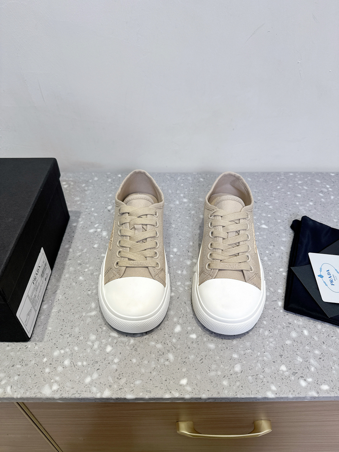 NO:385036,Prada 25ss Spring and Summer New Style Round Toe Canvas Shoes Technology Canvas Latest Black Technology After a few years Prada has brought us good-looking biscuit shoes. A must-have for fashionable essence that must not be missed, without any complicated decoration. The texture is excellent in vintage, pure and minimalist, neat and poetic. The latest canvas has added a casual flavor. The upper uses original imported canvas, inner foot pad sheepskin, original customized rubber sole Size35-40 (40 custom made without return), casual shoes/sports shoes, prada, prada, sneakers, sheepskin19860909Prada 普拉达 25ss春夏新款 圆头 帆布鞋 科技帆布最新黑科技 相隔几年Prada又给我们带来好看的饼干鞋了 时髦精绝对不能错过的必入款,没有任何繁杂装饰 质感极好的vintage感,纯粹和极简做得利落又诗意.最新款的帆布,新增随性味道 鞋面采用原版进口帆布 内里垫脚羊皮 鞋底原版定制橡胶大底 Size35-40（40订做不退换）,休闲鞋/运动鞋,prada,prada,sneakers,sheepskin,Women's Shoes