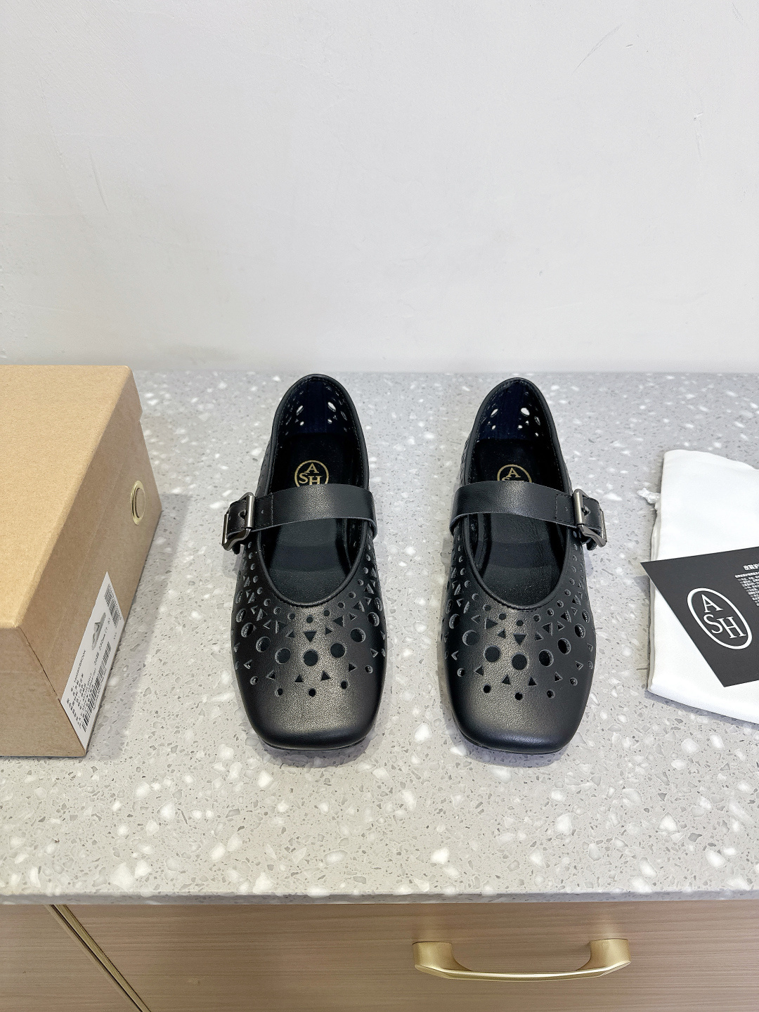 NO:385072,ASH niche trendy brand 25ss spring and summer new style, hollow flat, Mary Jane single shoes, full of summer oxygen feeling!  The round toe design of the punched ballet sandals is not squeezed, the hollow pattern is breathable and fairy-like~ Paired with a floral dress + straw woven bag, lightly strolling by the sea or garden for afternoon tea, the girl's heart is instantly healed!  Urban minimalist style, a new definition of breathing aesthetics!  Mary Zhen flat sandals piercing design is refreshing and not stuffy, ballet silhouette softens the edges and corners of the workplace, linen wide-leg pants + sleeveless vest, lazy and high-end feel is easy to use, commuting and shopping, the upper is made of original imported sheepskin, inner footbed sheepskin, original custom rubber sole, Size35-40 (40 custom made without return or exchange), single shoes, sandals, mary jane, espadrilles, skirts, sheepskin19860909ASH 小众潮牌 25ss春夏新款 镂空 平底 玛丽珍 单鞋 满满的夏日氧气感！冲孔芭蕾凉鞋圆头设计不挤脚,镂空花纹透气又仙气～搭配碎花连衣裙+草编包,轻盈漫步海边or花园下午茶,少女心瞬间被治愈！ 都市极简风,呼吸感美学新定义！玛丽珍平底凉鞋冲孔设计清爽不闷脚,芭蕾廓形柔化职场棱角,配亚麻阔腿裤+无袖背心,慵懒高级感信手拈来,通勤逛街两不误 鞋面采用原版进口羊皮 内里垫脚羊皮 大底原版定制橡胶大底 Size35-40（40订做不退换）,单鞋,sandals,mary jane,espadrilles,skirts,sheepskin,Women's Shoes