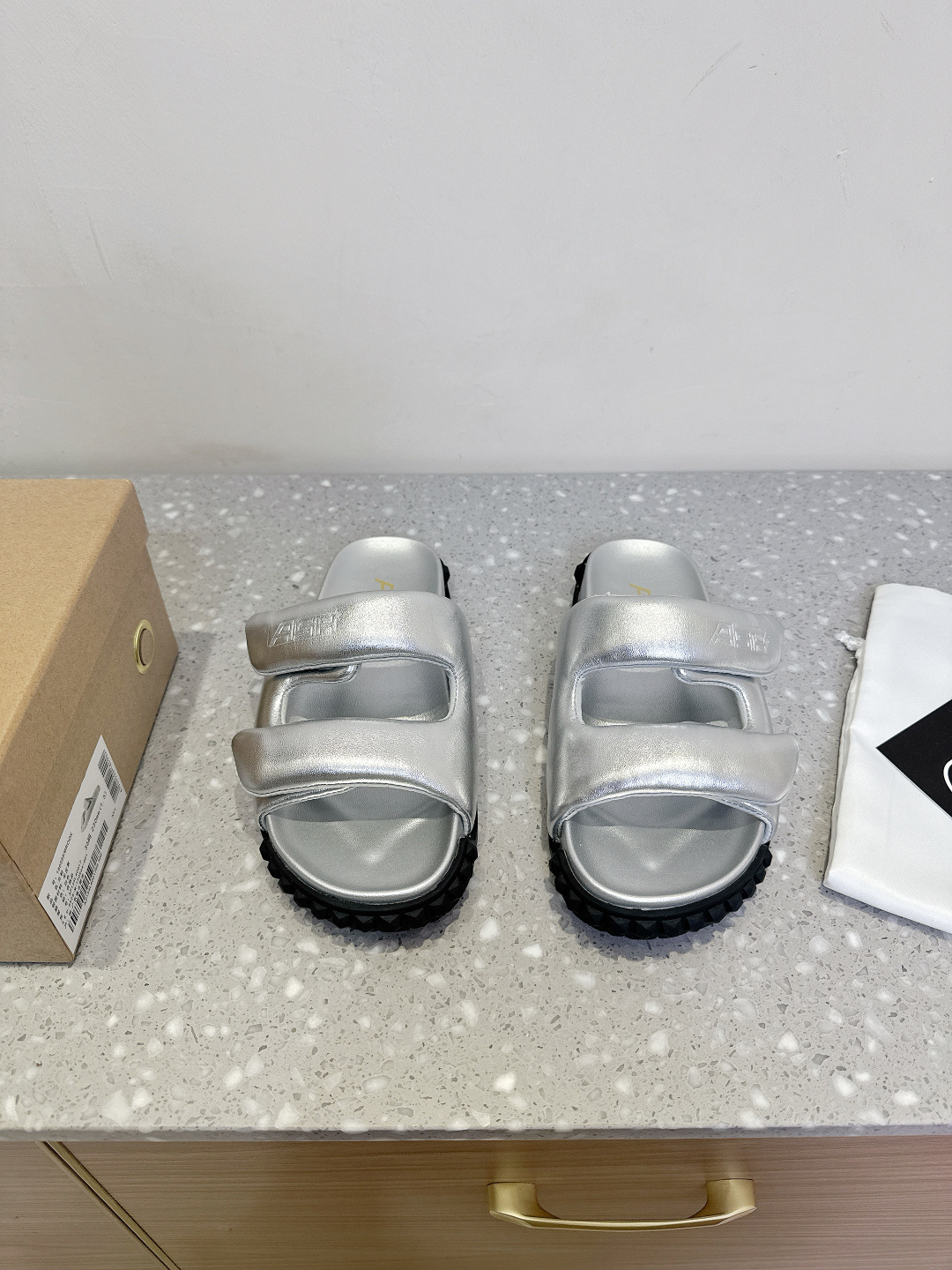 NO:385088,ASH niche trendy brand 25ss spring and summer new style, casual flat slippers, glossy sheepskin creates a modern outline, soft texture on the feet, and lightness and freedom to walk in the clouds!  The soft and skin-friendly combination is artificially curved, making it more comfortable to wear with feet!  The upper is made of original imported cowhide, inner foot pad sheepskin, original customized rubber outsole, Size35-40 (40 custom made without return or exchange), slippers, slippers, cowhide, sheepskin19860909ASH 小众潮牌 25ss春夏新款 休闲 平底 拖鞋 光泽羊皮打造摩登轮廓,上脚绵软质感加分,行走云端的轻盈自在！ 柔软亲肤搭配符合人工学的弯曲弧度,更贴合脚型穿着舒适！ 鞋面采用原版进口牛皮 内里垫脚羊皮 鞋底原版定制橡胶大底 Size35-40（40订做不退换）,拖鞋,slippers,cowhide,sheepskin,Women's Shoes