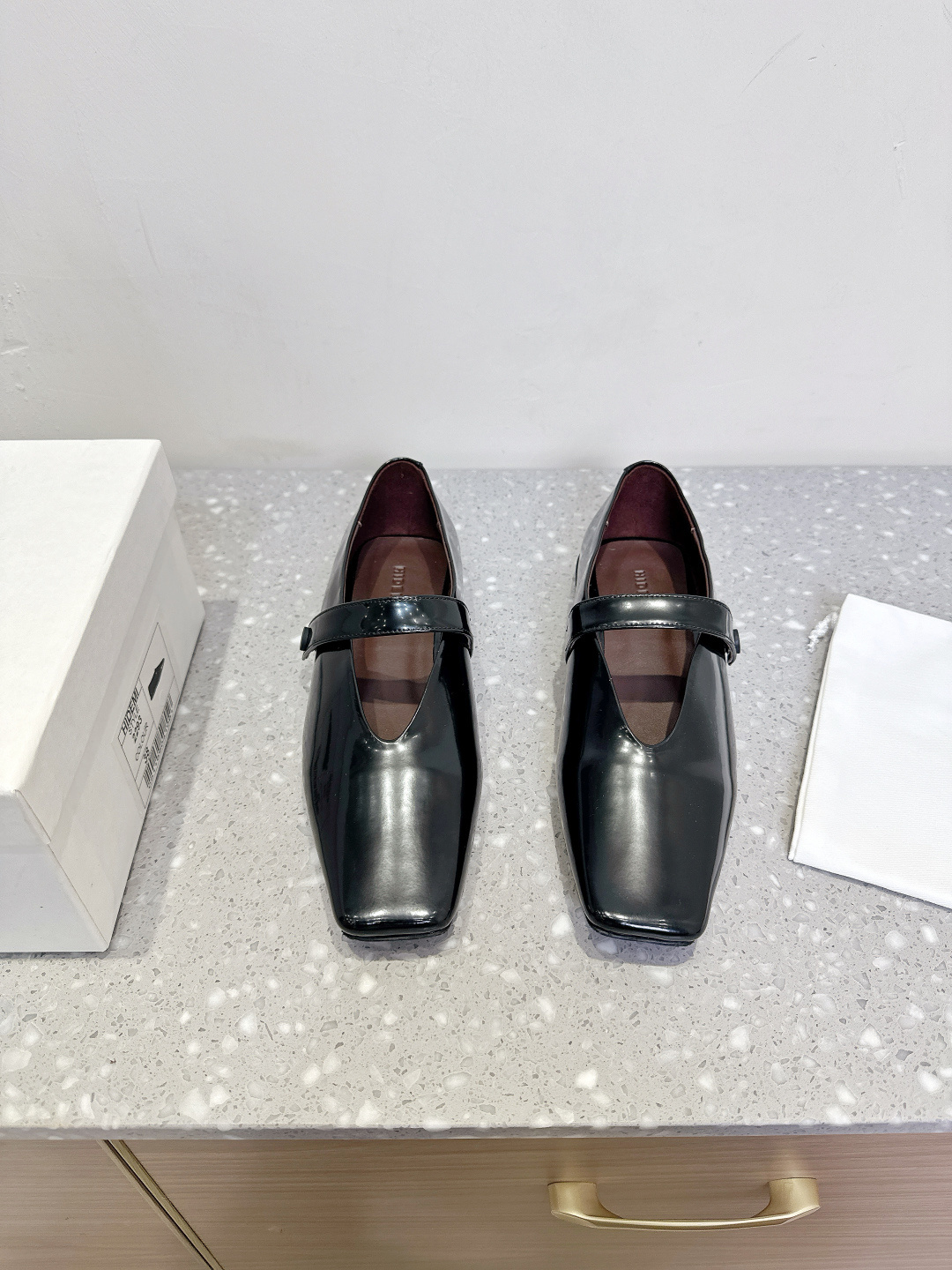 NO:385054,HIDEMI Niche 25ss Spring and Summer New Square Toe Flat Single Shoes Imported Calfskin High-end Comfortable, with goddess skirts, square toe design dinner series exclusive high heels. Lookbooks throughout the season completely hit me, simple and without losing details, easy to wear without tiring your feet. The upper is made of original imported calfskin, inner foot pad sheepskin, original custom Italian leather sole Size35-41 (40.41 custom made without return or exchange), single shoes, high heels, skirts, cowhide, sheepskin, Leather soles19860909HIDEMI 小众 25ss春夏新款 方头 平底 单鞋 进口小牛皮高级舒适,配女神们的半身裙,方头的设计晚宴系列专属高跟鞋 贯穿整季lookbook完全戳中我,简单又不失细节,好穿不累脚 鞋面采用原版进口小牛皮 内里垫脚羊皮 鞋底原版定制意大利真皮大底 Size35-41（40.41订做不退换）,单鞋,high heels,skirts,cowhide,sheepskin,Leather soles,Women's Shoes