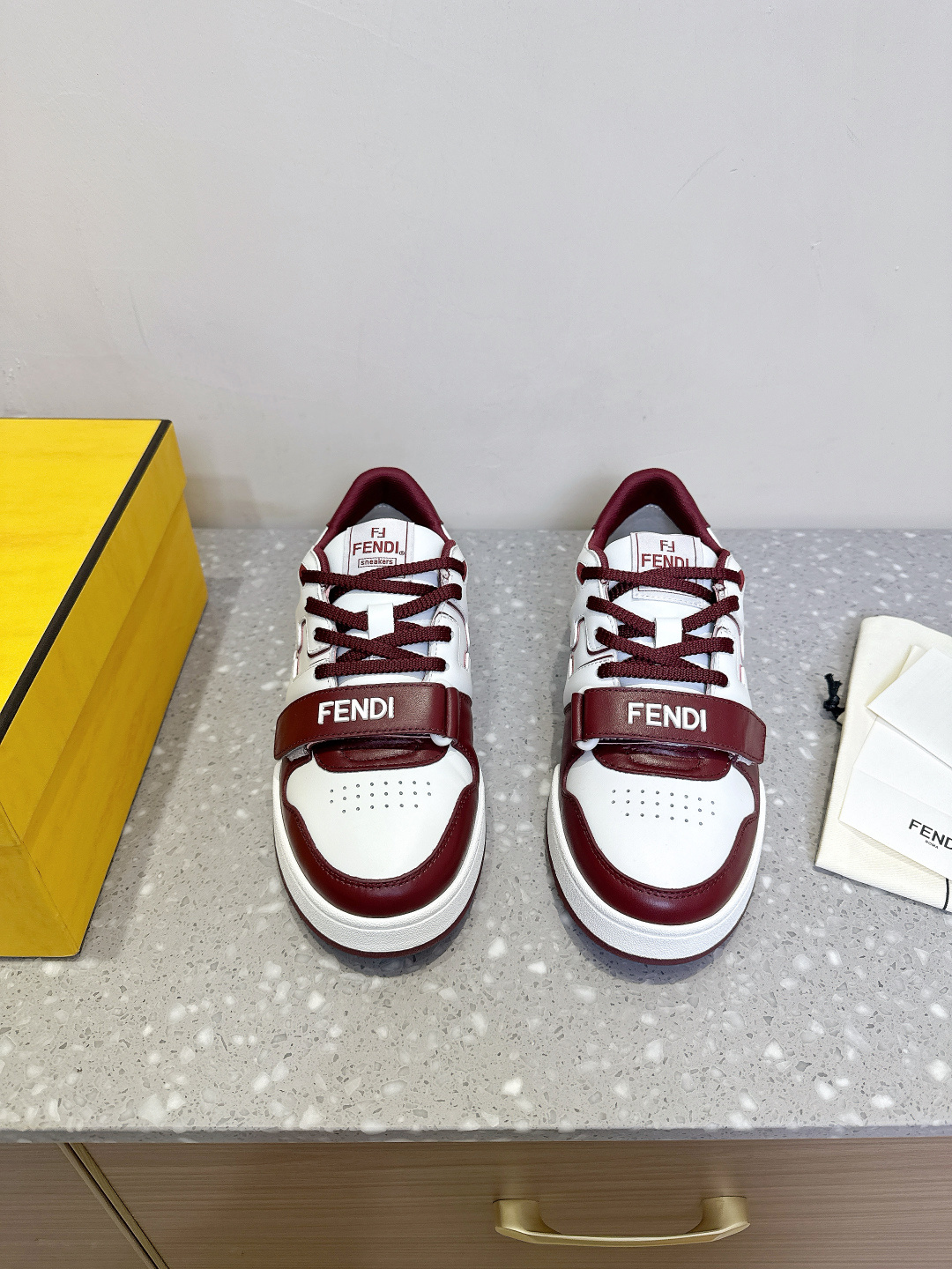 NO:385096,Fendi 25ss Spring and Summer New Match Capsule Series Couple Style Casual Sports Shoes Board Shoes Designer Kim Jones's first sneakers fendi match is similar to LV donkey brand Trainer basketball sneakers. The shoe shape is similar. FF retro design is added. The upper is suede and leather splicing combination. The raised double F logo on the side is a towel velvet. The foot is super soft and light. Comfortable with a sweatshirt. The feeling of youth is full of youth. The upper is made of original imported cowhide. The inner foot pads are breathable. The sole is original customized TPU rubber outsole combination sole. Size35-44 (female size 40, male size 45 customized for non-return and exchange), casual shoes/sports, fendi, fendi, louis vuitton, louis  vuitton,sneakers,hoodie,sweatshirts,cowhide,chamois leather19860909Fendi 芬迪 25ss春夏新款 match胶囊系列 情侣款 休闲 运动鞋 板鞋 设计师Kim Jones打造的首款运动鞋fendi match 和LV驴牌的Trainer篮球运动鞋 鞋型差不多 添加了FF复古的设计 鞋面采用麂皮和皮革拼接组合 侧面凸起的双F logo内里采用毛巾绒里 上脚超级柔软 轻便 舒适搭配卫衣 少年感满满 鞋面采用原版进口头层牛皮 内里垫脚透气网 鞋底原版定制TPU橡胶大底组合大底 Size35-44（女码40,男码45定做不退换）,休闲鞋/运动鞋,fendi,fendi,louis vuitton,louis vuitton,sneakers,hoodie,sweatshirts,cowhide,chamois leather,Women's Shoes