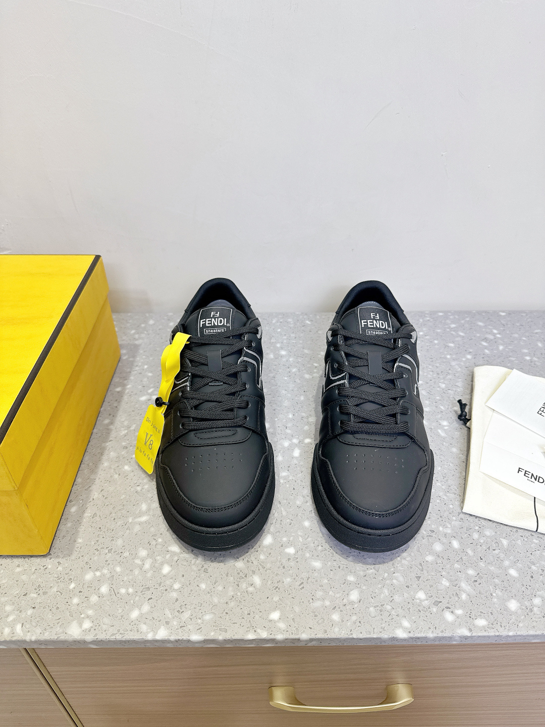 NO:385120,Fendi 25ss Spring and Summer New Match Capsule Series Couple Style Casual Sports Shoes Board Shoes Designer Kim Jones's first sneakers fendi match is similar to LV donkey brand Trainer basketball sneakers. The shoe shape is similar. FF retro design is added. The upper is suede and leather splicing combination. The raised double F logo on the side is a towel velvet. The foot is super soft and light. Comfortable with a sweatshirt. The feeling of youth is full of youth. The upper is made of original imported cowhide. The inner foot pads are breathable. The sole is original customized TPU rubber outsole combination sole. Size35-44 (female size 40, male size 45 customized for non-return and exchange), casual shoes/sports, fendi, fendi, louis vuitton, louis  vuitton,sneakers,hoodie,sweatshirts,cowhide,chamois leather19860909Fendi 芬迪 25ss春夏新款 match胶囊系列 情侣款 休闲 运动鞋 板鞋 设计师Kim Jones打造的首款运动鞋fendi match 和LV驴牌的Trainer篮球运动鞋 鞋型差不多 添加了FF复古的设计 鞋面采用麂皮和皮革拼接组合 侧面凸起的双F logo内里采用毛巾绒里 上脚超级柔软 轻便 舒适搭配卫衣 少年感满满 鞋面采用原版进口头层牛皮 内里垫脚透气网 鞋底原版定制TPU橡胶大底组合大底 Size35-44（女码40,男码45定做不退换）,休闲鞋/运动鞋,fendi,fendi,louis vuitton,louis vuitton,sneakers,hoodie,sweatshirts,cowhide,chamois leather,Women's Shoes