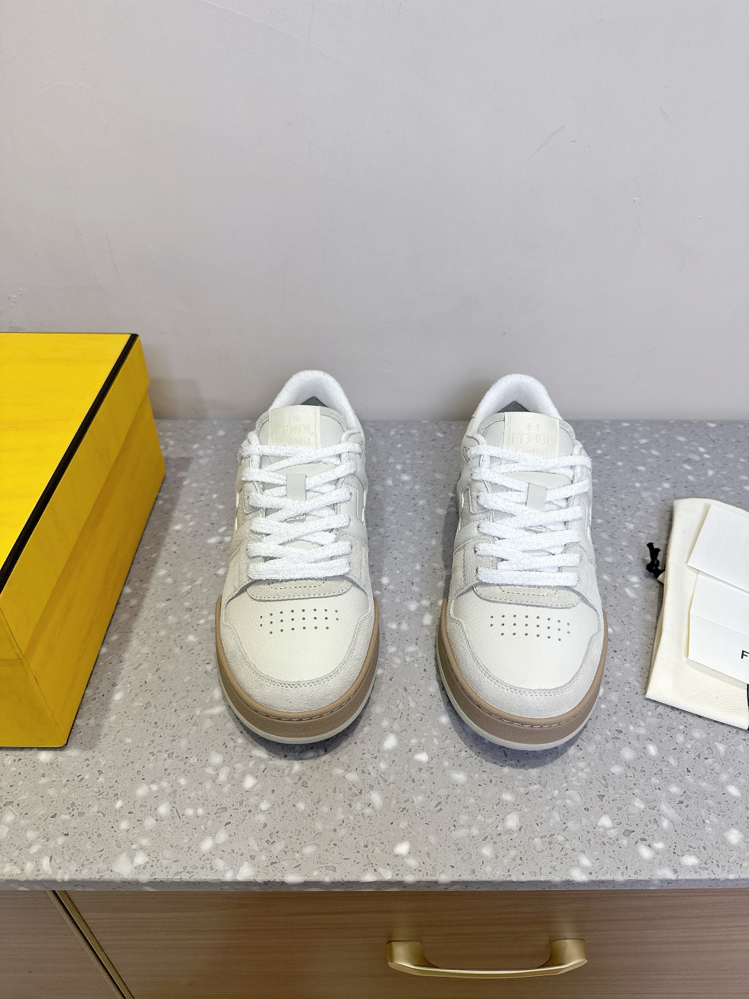 NO:385141,Fendi 25ss Spring and Summer New Match Capsule Series Couple Style Casual Sports Shoes Board Shoes Designer Kim Jones's first sneakers fendi match is similar to LV donkey brand Trainer basketball sneakers. The shoe shape is similar. FF retro design is added. The upper is suede and leather splicing combination. The raised double F logo on the side is a towel velvet. The foot is super soft and light. Comfortable with a sweatshirt. The feeling of youth is full of youth. The upper is made of original imported cowhide. The inner foot pads are breathable. The sole is original customized TPU rubber outsole combination sole. Size35-44 (female size 40, male size 45 customized for non-return and exchange), casual shoes/sports, fendi, fendi, louis vuitton, louis  vuitton,sneakers,hoodie,sweatshirts,cowhide,chamois leather19860909Fendi 芬迪 25ss春夏新款 match胶囊系列 情侣款 休闲 运动鞋 板鞋 设计师Kim Jones打造的首款运动鞋fendi match 和LV驴牌的Trainer篮球运动鞋 鞋型差不多 添加了FF复古的设计 鞋面采用麂皮和皮革拼接组合 侧面凸起的双F logo内里采用毛巾绒里 上脚超级柔软 轻便 舒适搭配卫衣 少年感满满 鞋面采用原版进口头层牛皮 内里垫脚透气网 鞋底原版定制TPU橡胶大底组合大底 Size35-44（女码40,男码45定做不退换）,休闲鞋/运动鞋,fendi,fendi,louis vuitton,louis vuitton,sneakers,hoodie,sweatshirts,cowhide,chamois leather,Women's Shoes