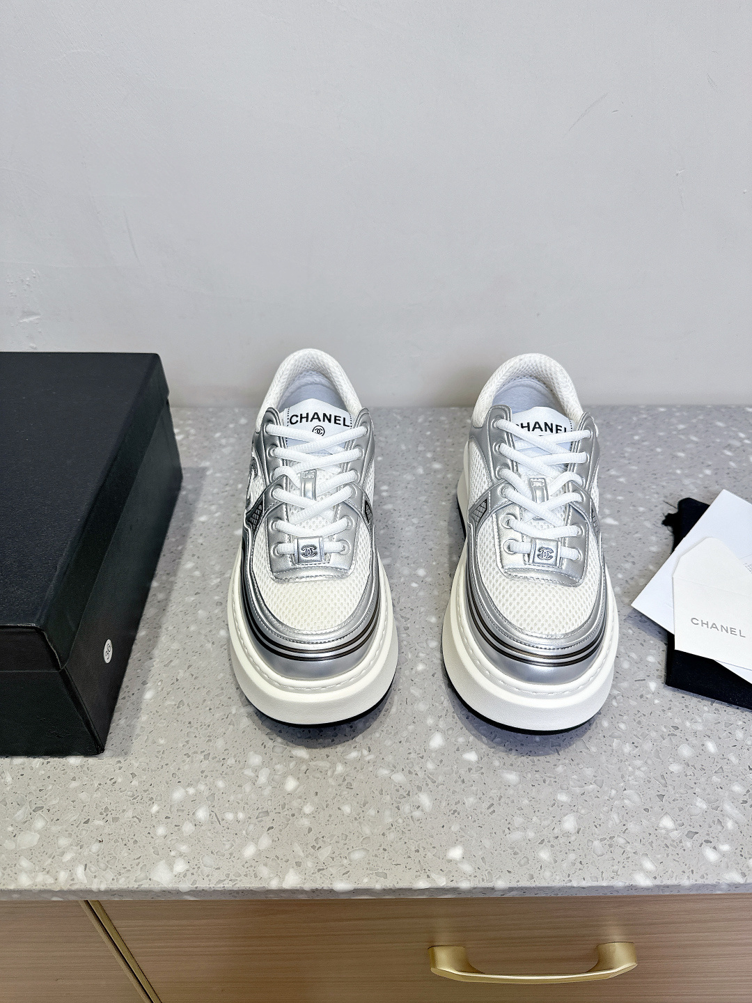 NO:385077,Chanel Chanel 25ss Spring and Summer New Style Thick Sole Casual Shoes Sports Shoes The series is inspired by Monaco's international seaside lifestyle. From the F1 racing track to the beach pool From the casino to the tennis court, it has created a variety and unique new series of racers' helmets. Elements such as one-piece suits have been reinterpreted to make it look more fashionable. The upper is made of original imported cowhide. The inner foot pad breathable net. The sole is original customized ultra-light foam combination sole. Size: 35-40 (40 custom made without return or exchange), casual shoes/sports, chanel, chanel, sneakers, cowhide19860909Chanel 香奈儿 25ss春夏新款 厚底 休闲鞋 运动鞋 系列以摩纳哥国际化的海滨生活方式为灵感,从F1赛车赛道到海滩泳池 从赌场到网球场,打造了多样且别致的全新系列赛车手的头盔 连身套装等元素经过重新诠释更显时尚感 鞋面采用原版进口牛皮 内里垫脚透气网 鞋底原版定制超轻发泡组合大底 Size: 35-40（40定做不退换）,休闲鞋/运动鞋,chanel,chanel,sneakers,cowhide,Women's Shoes