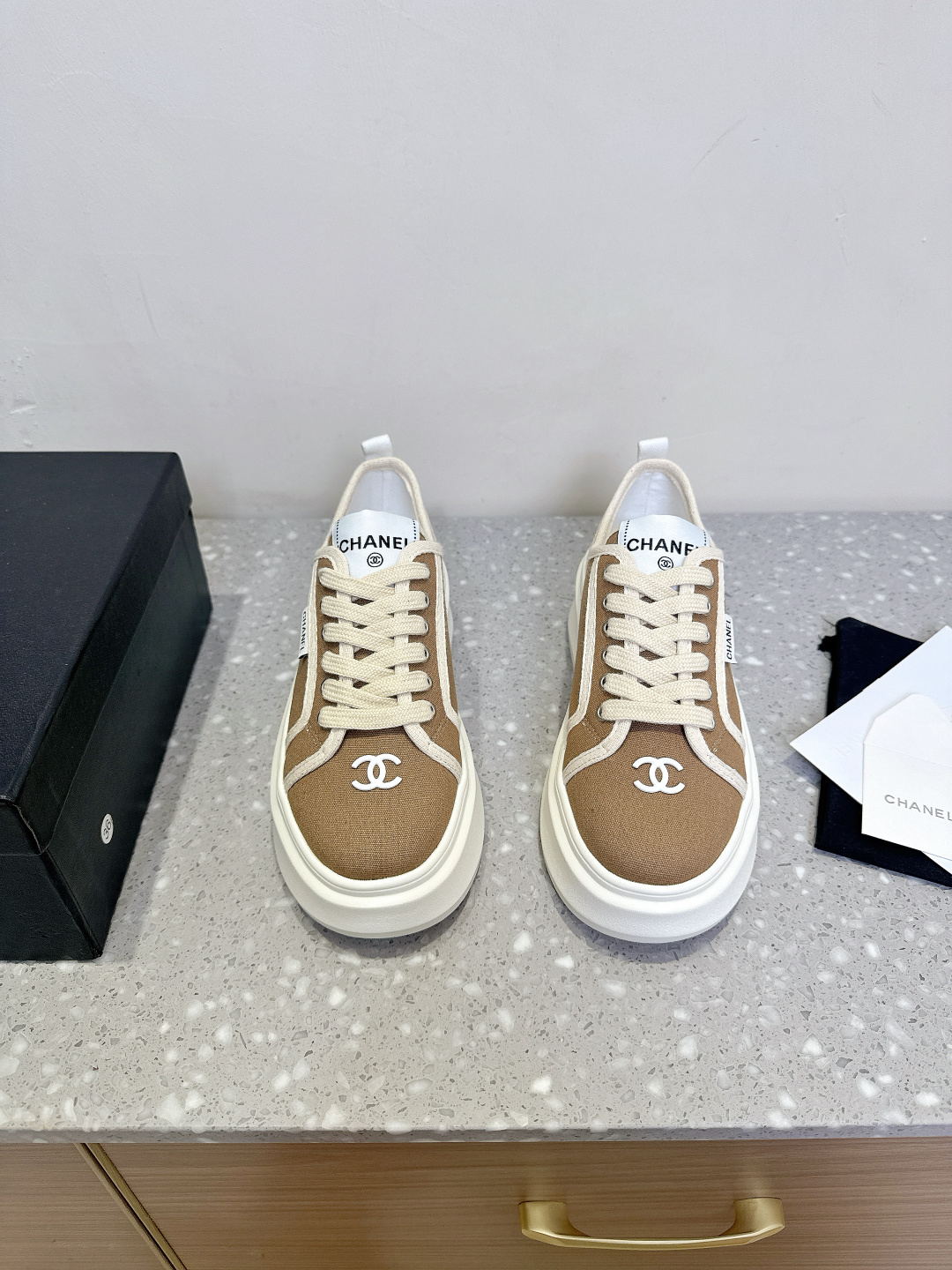 NO:385069,Chanel Chanel 25ss Spring and Summer New Style Thick Sole Casual Shoes Sports Shoes The series is inspired by Monaco's international seaside lifestyle. From the F1 racing track to the beach pool From the casino to the tennis court, it has created a variety and unique new series of racers' helmets. Elements such as one-piece suits have been reinterpreted and look more fashionable. The upper uses original imported canvas, inner foot pad sheepskin, original custom-made ultra-light foam combination sole Size: 35-40 (40 custom-made non-return and exchange), casual shoes/sports, chanel, chanel, sneakers, sheepskin19860909Chanel 香奈儿 25ss春夏新款 厚底 休闲鞋 运动鞋 系列以摩纳哥国际化的海滨生活方式为灵感,从F1赛车赛道到海滩泳池 从赌场到网球场,打造了多样且别致的全新系列赛车手的头盔 连身套装等元素经过重新诠释更显时尚感 鞋面采用原版进口帆布 内里垫脚羊皮 鞋底原版定制超轻发泡组合大底 Size: 35-40（40定做不退换）,休闲鞋/运动鞋,chanel,chanel,sneakers,sheepskin,Women's Shoes