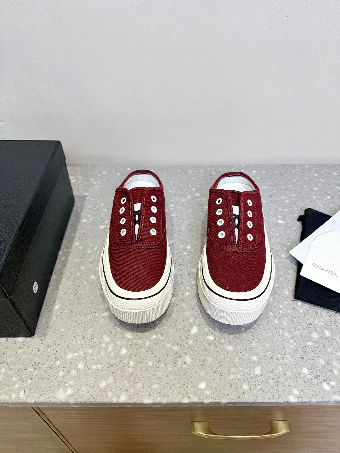 NO:385085,Chanel Xiaoxiang 25ss Spring and Summer New Style, Thick Sole, Casual Shoes, Semi-Travel, Internet Celebrity Star Xiaohongshu is chasing and promoting, and the silly and cute look is released with a bit of retro flavor!  Special shape, very recognizable, slimming and long legs, absolutely powerful, comfortable to wear, high appearance and comfortable, I must recommend it to everyone, the main feature of this year's series, minimalist style, the fabric is made of original custom canvas, inner footbed cowhide, original custom high elastic rubber sponge cake outsole Size35-39 (40 customized, non-return and exchange), casual shoes/sports shoes, chanel, sneakers, cowhide19860909Chanel 小香 25ss春夏新款 厚底 休闲鞋 半拖 网红明星小红书狂追热推 发售蠢萌可爱的造型带了点复古味！ 造型特殊,很有辨识度, 显瘦显腿长,绝对实力派,穿上也很舒服,高颜值 舒适, 一定要推荐给大家,今年系列的主打, 极简的风格 面料采用原版订制帆布 内里垫脚牛皮 大底原版定制高弹橡胶松糕大底 Size35-39 (40 订做不退换),休闲鞋/运动鞋,chanel,sneakers,cowhide,Women's Shoes