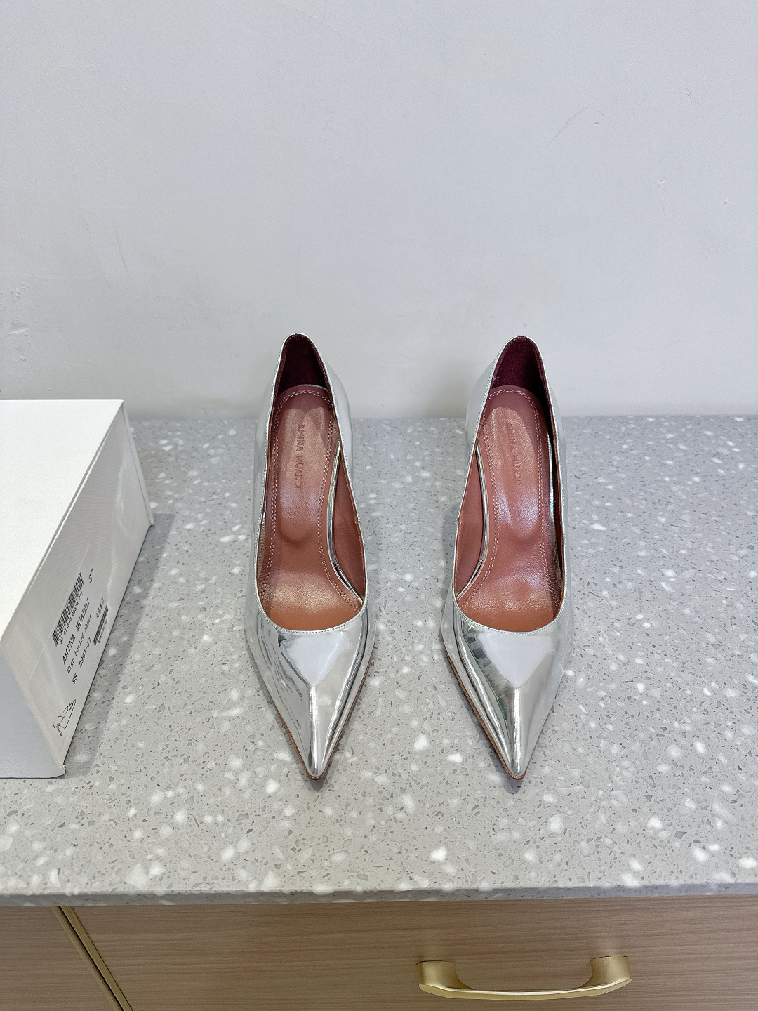 NO:391422,Amina Muaddi 25ss Spring and Summer New Lace Pointed High Heels Series is Jimei’s dream shoes. I love you and love you. Spring series is gentle and beautiful. It’s so beautiful that it’s foul. It’s so gentle that the banquet is suitable for daily life. It’s simply too gentle. The upper is made of original imported lace/original buckle. The inner foot pad sheepskin. Heel height 10cm. The sole is original customized leather outsole. Size 35-39 (40.41.42. Customized for non-return and exchange), high heels, sheepskin, Leather soles19860909Amina Muaddi 阿米娜 25ss春夏新款 蕾丝 尖头 高跟鞋系列 就是集美们的梦中情鞋,爱了爱了 春系温柔杀 美到犯规 宴会日常都适合,简直不要太温柔了 鞋面采用原版进口蕾丝/原版扣饰 内里垫脚羊皮 跟高10cm 鞋底原版定制真皮大底 码数35-39（40.41.42定做不退换）,高跟鞋单鞋,high heels,sheepskin,Leather soles,Women's Shoes