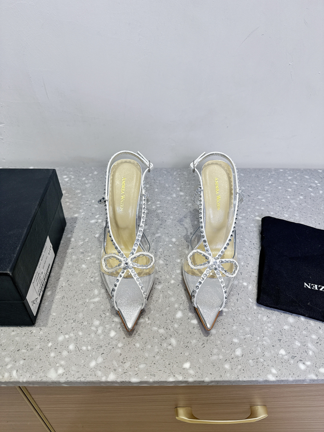 NO:391430,Andera Wazen niche trendy brand 25ss spring and summer new lace pointed toe high heels series is Jimei’s dream shoes. I love you and love you. Spring series gentle killing, beautiful and foul. It is suitable for everyday banquets, so it is simply too gentle. The upper uses original imported lace/original buckle, inner foot pad sheepskin, heel height 10cm, original custom leather outsole, size 35-39 (40.41.42 custom made without return), high heels, sandals, high heels, sheepskin, Leather soles19860909Andera Wazen 小众潮牌 25ss春夏新款 蕾丝 尖头 高跟鞋系列 就是集美们的梦中情鞋,爱了爱了 春系温柔杀 美到犯规 宴会日常都适合,简直不要太温柔了 鞋面采用原版进口蕾丝/原版扣饰 内里垫脚羊皮 跟高10cm 鞋底原版定制真皮大底 码数35-39（40.41.42定做不退换）,高跟鞋凉鞋,sandals,high heels,sheepskin,Leather soles,Women's Shoes