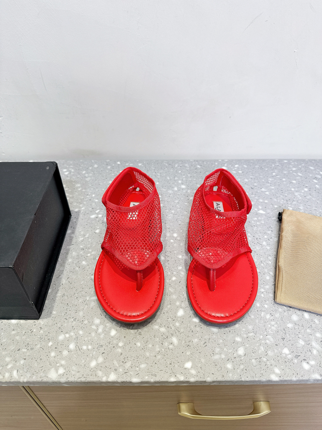 NO:391449,ALAIA 25ss Spring and Summer New Hollow Toe Clip Ballet Sandals This bare-skinned soft fishnet shoes adopt a hook-button upper opening and closing design, with a vertical Alaia logo on the back. It is a comfortable wearing experience. It is an indispensable fashionable item in the spring and summer wardrobe. Light and breathable. Summer relaxed aesthetic breathable mesh surface, sun and moonlight pours out, interwoven with a looming translucent aesthetic. Mesh design. Breathable. Breathable. Not stuffy. Round head design releases toe space. It can be worn with thin socks or barefoot. Velcro design supports running without worrying about heel loss. The upper uses original imported mesh. Inner footbed sheepskin. Original open mold custom rubber outsole. Size 35-39 (40  Custom made non-return), split-toed shoes, alaia, sandals, sheepskin19860909ALAIA 阿莱亚 25ss春夏新款 镂空 夹趾 芭蕾舞 凉鞋 该款裸肌感柔软渔网鞋,采用钩扣式鞋面开合设计,背面饰有竖版Alaia标识 搭配橡胶鞋底,带来舒适的穿着体验.是春夏衣橱必不可少的时髦单品. 轻盈透气 夏日松弛美学透气网面日月光倾泻 交织出若隐若现的透感美学 网面设计 呼吸感拉满 透气不闷热 圆头设计释放脚趾空间 搭配薄袜或光脚穿都可以 魔术贴的设计加持跑步都不用担心掉跟问题 鞋面采用原版进口网纱 内里垫脚羊皮 鞋底原版开模定制橡胶大底 码数35-39（40 定做不退换）,分趾鞋,alaia,sandals,sheepskin,Women's Shoes