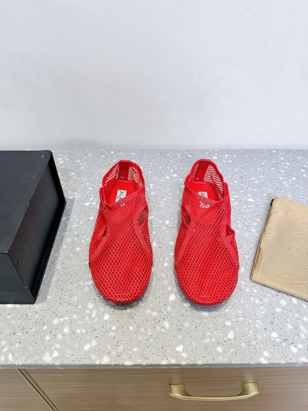 NO:391455,ALAIA 25ss Spring and Summer New Hollow Ballet Sandals This bare-skinned soft fishnet shoes adopt a hook-button upper opening and closing design, with a vertical Alaia logo on the back. It is a comfortable wearing experience. It is an indispensable fashionable item in the spring and summer wardrobe. Light and breathable. Summer relaxed aesthetic breathable mesh surface, sun and moonlight pours out, interwoven with a faint translucent aesthetic. Mesh design. Breathable. Breathable. Breathable. Not stuffy. Round head design releases toe space. It can be worn with thin socks or barefoot. Velcro design supports running without worrying about heel loss. The upper uses original imported mesh. Inner footbed sheepskin. Original open mold custom rubber outsole. Size 35-39 (40 customized and non-return). Ballet shoes, alaia, sandals, sheepskin.19860909ALAIA 阿莱亚 25ss春夏新款 镂空 芭蕾舞 凉鞋 该款裸肌感柔软渔网鞋,采用钩扣式鞋面开合设计,背面饰有竖版Alaia标识 搭配橡胶鞋底,带来舒适的穿着体验.是春夏衣橱必不可少的时髦单品. 轻盈透气 夏日松弛美学透气网面日月光倾泻 交织出若隐若现的透感美学 网面设计 呼吸感拉满 透气不闷热 圆头设计释放脚趾空间 搭配薄袜或光脚穿都可以 魔术贴的设计加持跑步都不用担心掉跟问题 鞋面采用原版进口网纱 内里垫脚羊皮 鞋底原版开模定制橡胶大底 码数35-39（40 定做不退换）,芭蕾舞鞋,alaia,sandals,sheepskin,Women's Shoes