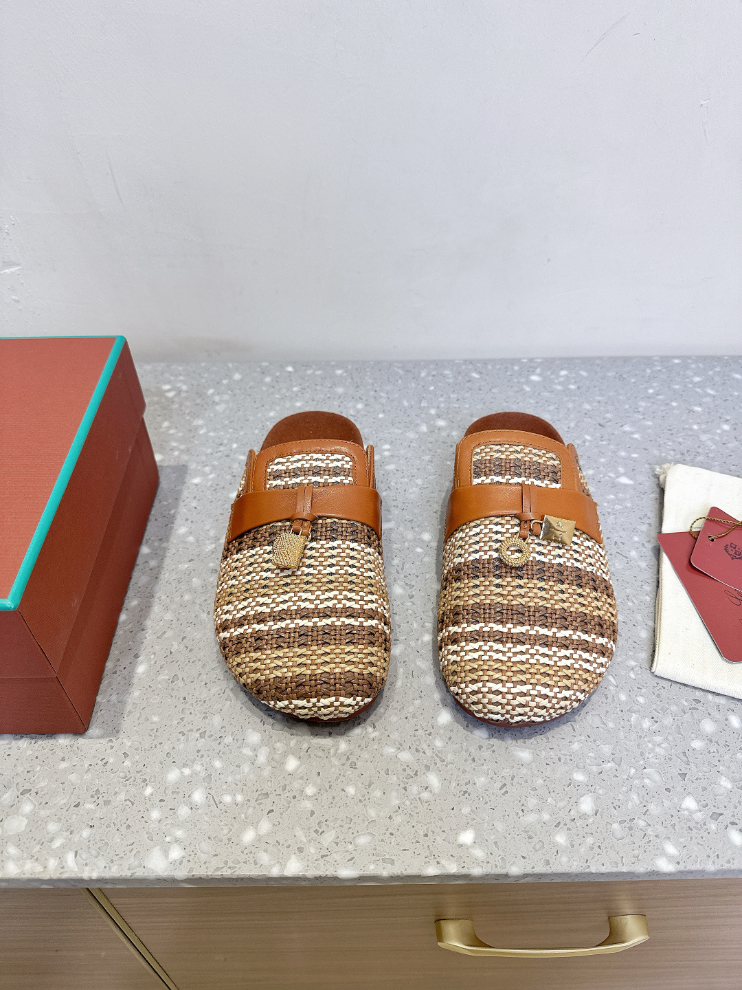 NO:391390,Loro Piana 25ss Spring and Summer New Style Weaving Boken Half-Training You will be completely lost once you walk on your feet~ The minimalist design is eye-catching and durable. The outfit is plus point. The soft foot feels outstanding. It is very nice to not grind your feet. It is soft and soft soles. It is not tiring to wear for a long time. Who can refuse a pair of versatile and beautiful slippers? The upper is made of original imported cowhide/woven. The inner foot pad sheepskin. The sole is original mold-opening custom TPU sole. Size35-39 (40.41. Customized without return or exchange), semi-Training, loro pigaana, slippers, cowhide, sheepskin19860909Loro Piana 诺悠翩雅 25ss春夏新款 编织 博肯 半拖 上脚一走就会被彻底沦陷～极简的设计吸睛耐看 穿搭加分项呀 软乎乎的脚感质感出众 不会磨脚就很nice搭配软软糯糯的鞋底,日常通行久穿不累哦 谁能拒绝得了一双百搭又好看的拖鞋 鞋面采用原版进口牛皮/编织 内里垫脚羊皮 鞋底原版开模定制TPU大底 Size35-39（40.41. 定制不退换）,半拖,loro piana,slippers,cowhide,sheepskin,Women's Shoes