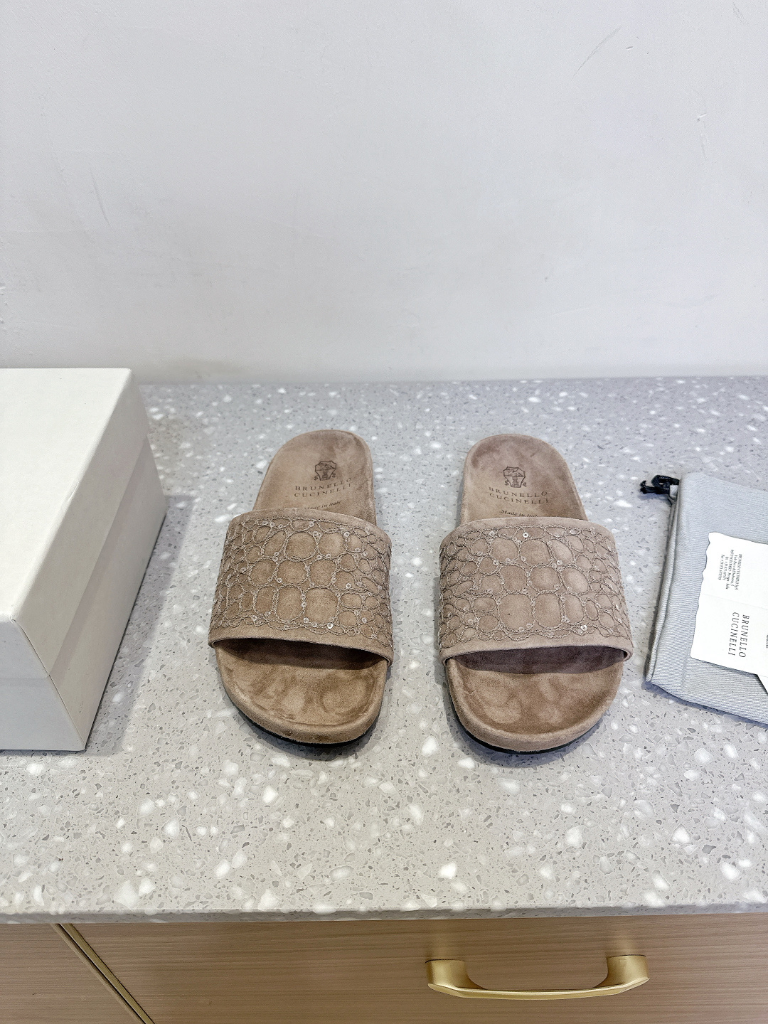 NO:391414,Brunello Cucinelli 25ss Spring and Summer New Style Braided Slippers Minimalist Style, Pure Handmade Bead Chain Accessories!  Retro and high-end!  Simple and elegant, very pleasing style!  The King of Advanced and All-Match is completely unresisting!  Very good and comfortable feet!  It looks ordinary, thin and handsome in dressing!  No limit to any occasion, daily work, fashionable and capable!  Super versatile!  Super durable, the upper is made of original imported Niujing/woven, inner foot pad, Yangjing, original open mold custom TPU sole, Size35-39 (40.41. Customized, no return or exchange), slippers, brunello cucinelli, slippers, sheep19860909Brunello Cucinelli 25ss春夏新款 编织 拖鞋 极简主义风格,纯手工串联珠链配饰！复古又高级！简约又大气, 属于非常耐看的款式！高级百搭之王 完全没有抵抗力！脚感很好很舒服！看起来平平无奇,穿起来又瘦又帅！不局限任何场合,日常工作、时尚又干练！超级百搭！超级耐看 鞋面采用原版进口牛京/编织 内里垫脚羊京 鞋底原版开模定制TPU大底 Size35-39（40.41.定制不退换）,拖鞋,brunello cucinelli,slippers,sheep,Women's Shoes