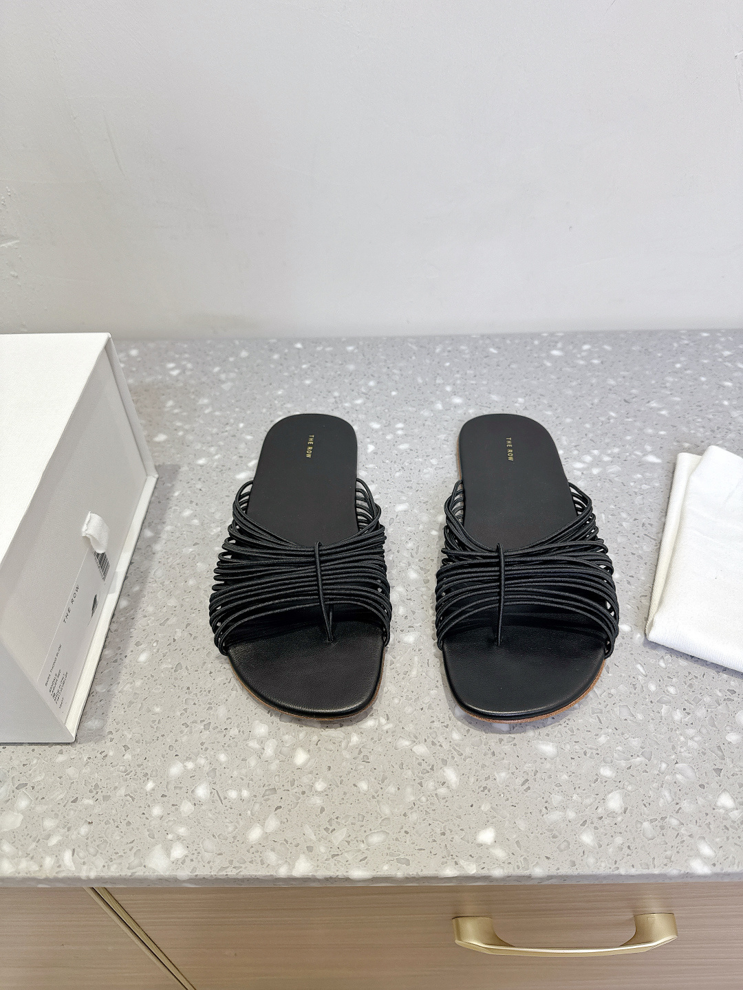 NO:391442,The Row niche trendy brand, 25ss spring and summer new style, Roman mesh rope, slippers, I fell in love with this shoe at first sight, with a little retro flavor and casual match, sexy and charming!  It is always minimalist style, without any logo embellishment, simple is high-end. This style is quite inclusive. The imported cowhide is ductile, so you can wear it if you are a little thinner or a little fleshy. It has a very good wrapping ability, and it will fit more and not be swept very comfortably. The upper uses original imported mesh rope, inner foot pad mixed-bred sheepskin, original custom Italian leather sole, Size35-40 (40 custom made without return and exchange), slippers, slippers, cowhide, sheepskin, Leather soles19860909The Row 小众潮牌 25ss春夏新款 罗马网绳 拖鞋 第一眼看到这个鞋子就爱上了,带点复古味随性搭配性感迷人好看！一贯极简风格,没有任何logo点缀,简单即是高级 这一款包容性挺广的,材质进口牛皮本身就有延展性所以瘦一点还是肉一点的脚都能穿 它的包裹性很好,走起来会更贴合不会甩很舒适. 鞋面采用原版进口网绳 内里垫脚混种羊皮 鞋底原版定制意大利真皮大底 Size35-40（40订做不退换）,拖鞋,slippers,cowhide,sheepskin,Leather soles,Women's Shoes