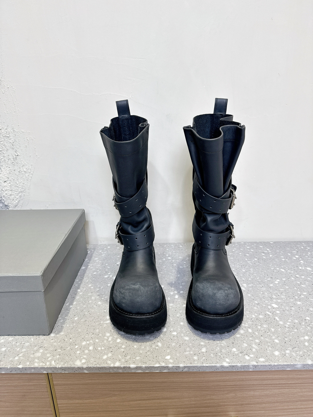 NO:392145,12-inch 15-inch Balenciaga 25ss new model catwalk model must-have for girls with dark style motorcycle boots long boots fashion darling adds another general!  As soon as he appears, his aura is fully opened!  The unique folding design, paired with a personalized metal buckle, breaks the rules and takes an unruly attitude every step. The leather has a high-quality texture, a restrained and luxurious luster, and the details show its ingenuity!  Whether it is matched with the street style or being capable, it can instantly improve the overall style's fashion!  Become the focus of attention!  The upper is made of original imported polished cowhide leather, inner foot padded cowhide, original combination rubber outsole, size 35-39 (40 customized, non-return and exchange), boots, balenciaga, balenciaga, boots, cowhide1986090912寸 15寸 Balenciaga 巴黎世家 25ss新款 走秀款 暗黑风酷女孩必备 机车靴 长靴 时尚宠儿又添一员大将！一出场就气场全开！ 独特的翻折设计,搭配搭配个性金属扣带,打破常规,每一步都走出不羁态度. 皮革质感高级,光泽内敛又奢华,细节之处尽显匠心！ 无论是搭配街头风的宽松,还是干练的,它都能瞬间提升整体造型的时尚度！成为吸睛的焦点！ 鞋面采用原版进口擦色做旧牛皮 内里垫脚牛皮 大底原版沿条组合橡胶大底 码数35-39（40定做不退换）,靴子,balenciaga,balenciaga,boots,cowhide,Women's Shoes