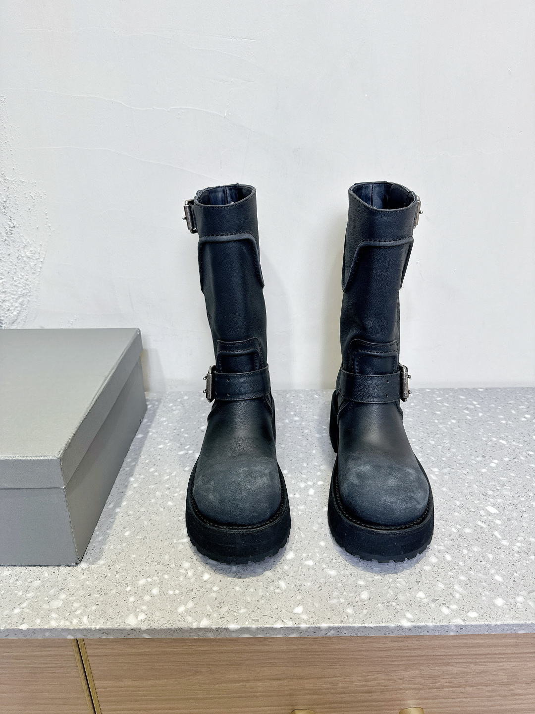 NO:392150,10-inch Balenciaga 25ss new model catwalk model must-have for girls with dark style motorcycle boots long boots fashion darling adds another general!  As soon as he appears, his aura is fully opened!  The unique folding design, paired with a personalized metal buckle, breaks the rules and takes an unruly attitude every step. The leather has a high-quality texture, a restrained and luxurious luster, and the details show its ingenuity!  Whether it is matched with the street style or being capable, it can instantly improve the overall style's fashion!  Become the focus of attention!  The upper is made of original imported polished cowhide leather, inner foot padded cowhide, original combination rubber outsole, size 35-39 (40 customized, non-return and exchange), boots, balenciaga, balenciaga, boots, cowhide1986090910寸 Balenciaga 巴黎世家 25ss新款 走秀款 暗黑风酷女孩必备 机车靴 长靴 时尚宠儿又添一员大将！一出场就气场全开！ 独特的翻折设计,搭配搭配个性金属扣带,打破常规,每一步都走出不羁态度. 皮革质感高级,光泽内敛又奢华,细节之处尽显匠心！ 无论是搭配街头风的宽松,还是干练的,它都能瞬间提升整体造型的时尚度！成为吸睛的焦点！ 鞋面采用原版进口擦色做旧牛皮 内里垫脚牛皮 大底原版沿条组合橡胶大底 码数35-39（40定做不退换）,靴子,balenciaga,balenciaga,boots,cowhide,Women's Shoes