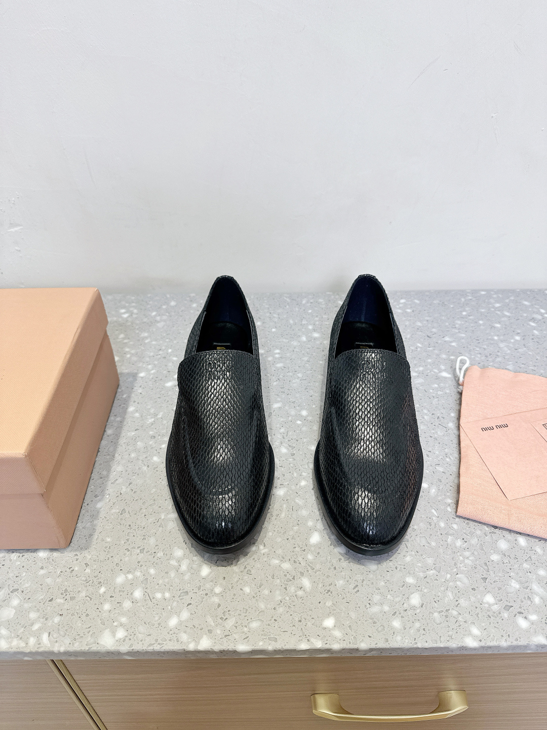 NO:392160,Miumiu 25ss Spring and Summer New Style, Retro, Pointed Toe, Loafers, Single Shoes, Fresh Spring and Summer Color, Beautiful Curve, Very Good for Daily Wearing, The heel has an exclusive logo style, which shows the elegant charm on the feet!  The upper is made of original imported mixed-bred sheepskin/snake pattern cowhide inner foot pad sheepskin original imported Italian leather outsole size 35-40 (40 custom made without return), loafers, miumiu, loafers, cowhide, sheepskin, Leather soles19860909Miumiu 缪缪 25ss春夏新款 复古 尖头 乐福鞋 单鞋 春夏清新配色 曲线优美,日常穿搭都很搭 后跟有专属标识性Logo格调,上脚尽显优雅魅力！ 鞋面采用原版进口混种羊皮/蛇纹牛皮 内里垫脚羊皮 鞋底原版意大利进口真皮大底 码数35-40（40 定做不退换）,乐福鞋,miumiu,loafers,cowhide,sheepskin,Leather soles,Women's Shoes