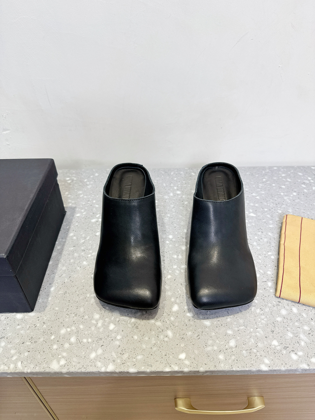 NO:407668,Uma wang Niche trendy brand 25ss Spring and Summer New Retro Old-made Toe Slippers The difficulty is as rare as Guidi, super soft and comfortable to wear, and it is also particularly age-reducing. It has a strong sense of ballet art and is full of fairy spirit. It has the elegance, courage and charm of mature women, and it also has the lightness of a girl, clean and neat and unique texture!  Original imported water-dyed cowhide leather inner foot pad water-dyed sheepskin original sole customized Italian leather outsole size 35-39 (40.41 custom non-return and exchange), semi-tork high heels, high heels, slippers, cowhide, sheepskin, Leather soles19860909Uma wang 小众潮牌 25ss春夏新款 复古做旧 夹趾 拖鞋 难买程度堪比guidi稀有,超级软上脚超级舒服,还特别减龄,浓浓的芭蕾舞艺术气息,仙气十足 有成熟女性的优雅、果敢、韵味的大气感同时兼具少女的轻盈感,干净利落又具独特的质感！ 鞋面原版进口水染牛皮 内里垫脚水染羊皮 鞋底原版定制意大利真皮大底 码数35-39（40.41 定制不退换）,半拖高跟鞋,high heels,slippers,cowhide,sheepskin,Leather soles,Women's Shoes