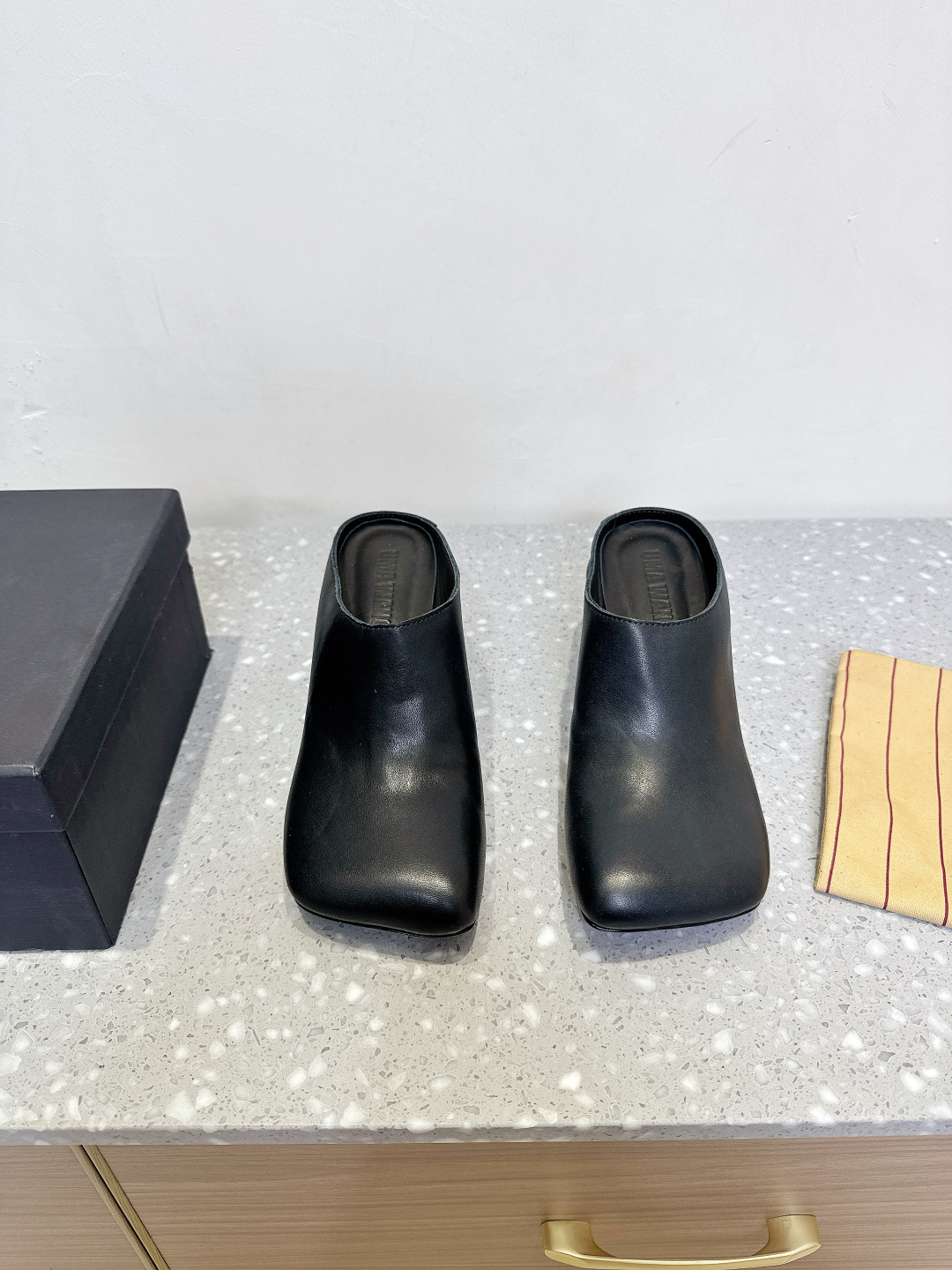 NO:403506,Uma wang Niche trendy brand 25ss Spring and Summer New Retro Old-made Toe Slippers The difficulty is as rare as Guidi, super soft and comfortable to wear, and it is also particularly age-reducing. It has a strong sense of ballet art and is full of fairy spirit. It has the elegance, courage and charm of mature women, and it also has the lightness of a girl, clean and neat and unique texture!  Original imported water-dyed cowhide leather inner foot pad water-dyed sheepskin original sole customized Italian leather outsole size 35-39 (40.41 custom non-return and exchange), semi-tork high heels, high heels, slippers, cowhide, sheepskin, Leather soles19860909Uma wang 小众潮牌 25ss春夏新款 复古做旧 夹趾 拖鞋 难买程度堪比guidi稀有,超级软上脚超级舒服,还特别减龄,浓浓的芭蕾舞艺术气息,仙气十足 有成熟女性的优雅、果敢、韵味的大气感同时兼具少女的轻盈感,干净利落又具独特的质感！ 鞋面原版进口水染牛皮 内里垫脚水染羊皮 鞋底原版定制意大利真皮大底 码数35-39（40.41 定制不退换）,半拖高跟鞋,high heels,slippers,cowhide,sheepskin,Leather soles,Women's Shoes