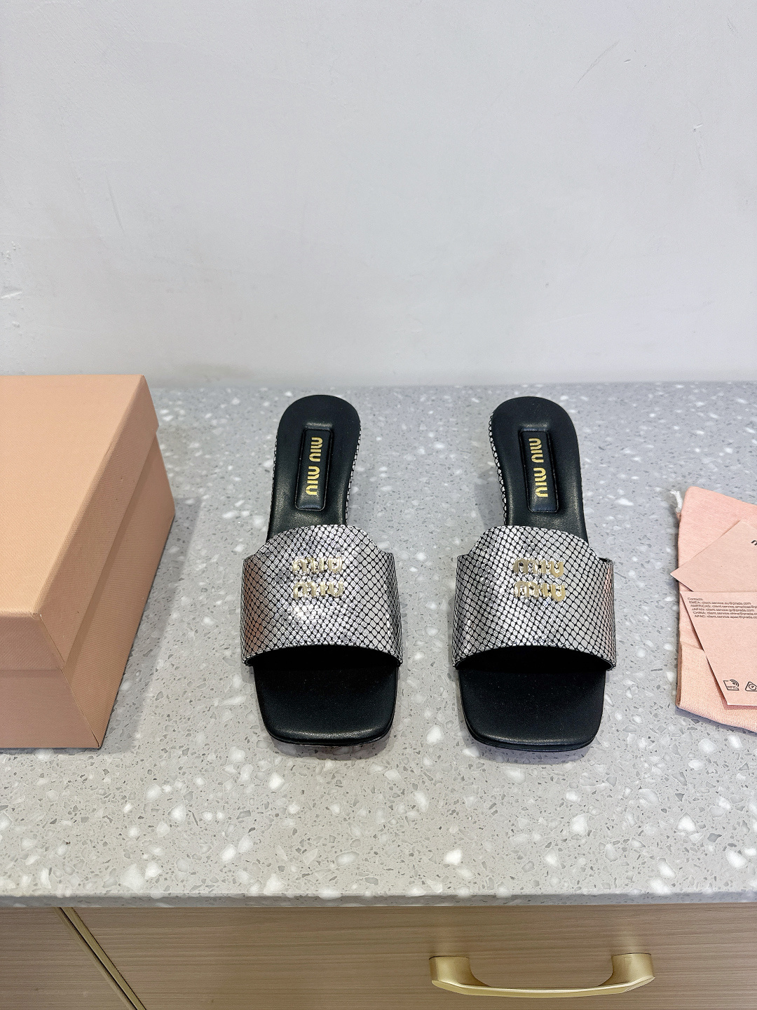 NO:403500,Miu Miu 25ss spring and summer new style kitten heel denim slippers. This summer, you will prepare a few more pairs of essential slippers for you. Old customers have reported that they have a great demand for this!  A batch of high-end sheepskin specially customized for the subsequent new models of Miumiu. The pleated surface craftsmanship is indeed more difficult than before, and the control of details is particularly important. The upper is made of original imported denim/cowhide, inner foot pad sheepskin, sole original Italian leather outsole Size35-40 (40 custom made without return or exchange), high heels, miumiu, high heels, slippers, cowhide, sheepskin, Leather soles19860909Miu Miu 缪缪 25ss春夏新款 小猫跟 牛仔布 拖鞋 今年夏天为你们多准备几双必备拖鞋,老顾客都反应对这款需求很大！ 专门订制的一批为miumiu后续新款做准备的高级羊皮,褶皱面工艺确实比以往更难,细节的把控尤为重要 鞋面采用原版进口牛仔布/牛皮 内里垫脚羊皮 鞋底原版意大利真皮大底 Size35-40（40订做不退换）,高跟鞋拖鞋,miumiu,high heels,slippers,cowhide,sheepskin,Leather soles,Women's Shoes