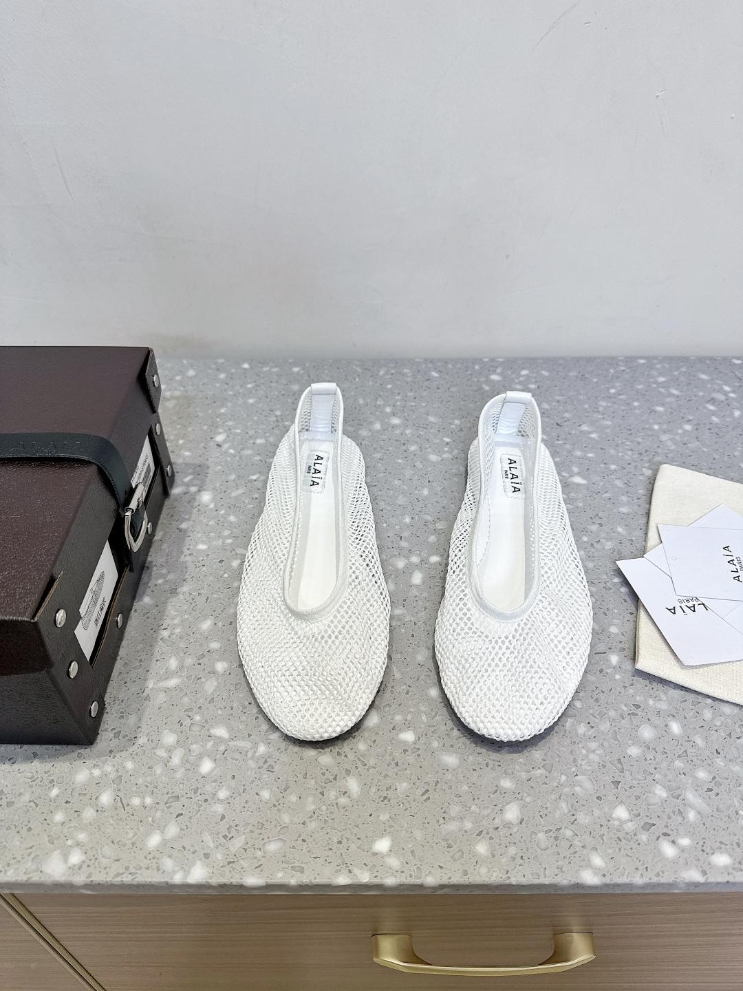 NO:403525,Alaia 25ss spring and summer new style fishing net shoes ballet shoes light and breathable summer relaxed aesthetic breathable mesh sun and moon pour out, interwoven with a faint sense of translucent aesthetic mesh design full breathable breathable and not stuffy Round head design releases toe space, can be worn with thin socks or barefoot. The buckle design supports running without worrying about heel loss. The upper uses original custom mesh, inner foot pads, water dyed sheepskin, outsole original custom rubber sole Size35-42 (40.41.42 Custom made, no return or exchange), single shoes, alaia, sheepskin19860909Alaia 阿莱亚 25ss春夏新款 渔网鞋 芭蕾舞鞋 轻盈透气 夏日松弛美学透气网面日月光倾泻 交织出若隐若现的透感美学 网面设计 呼吸感拉满 透气不闷热 圆头设计释放脚趾空间 搭配薄袜或光脚穿都可以 搭扣的设计加持跑步都不用担心掉跟问题 鞋面采用原版定制网纱 内里垫脚水染羊皮 大底原版定制橡胶大底 Size35-42（40.41.42 订做不退换）,单鞋,alaia,sheepskin,Women's Shoes