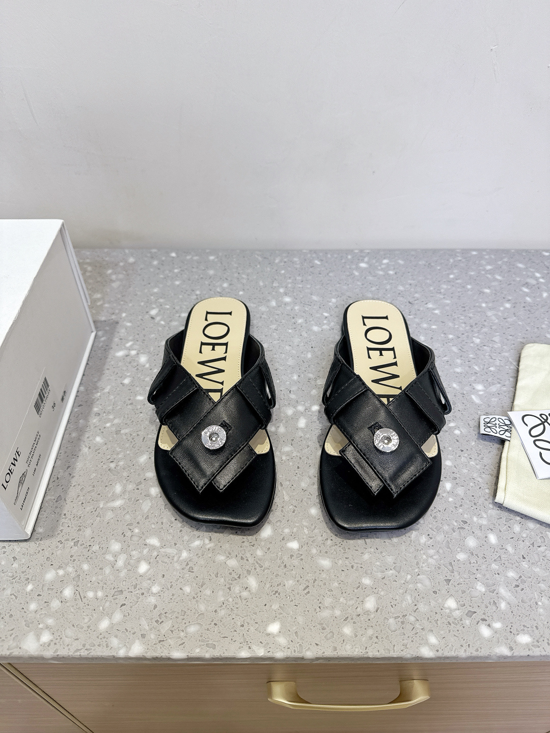 NO:408788,Loewe 25ss Spring and Summer New Button Clip-toe Sandals New Button Clip-toe Sandals, which simply brings effortless fashion to the extreme~ Like the button design of the link, the upper is made of cowhide, and the comfort is visible to the naked eye!  Lazy and casual yet elegant!  Special vase heel, special design with fashionable upper design, cool summer out-of-the-way ~ refreshing and simple~ The upper is made of original imported cowhide, inner footbed cowhide, original Italian custom leather outsole, size 35-39 (40 custom made without return or exchange), split-toed shoes, loewe, loewe, sandals, cowhide, Leather soles19860909Loewe 罗意威 25ss春夏新款 纽扣 夹趾凉拖 新款纽扣夹趾凉鞋,简直将毫不费力的时髦发挥到了极致～ 像链接的纽扣设计,采用牛皮制作鞋面,舒适度肉眼可见！ 慵懒随性又不失优雅！ 特色的花瓶跟,特殊的设计搭配时髦的鞋面设计,夏日清凉出门～清爽简单～ 鞋面采用原版进口牛皮 内里垫脚牛皮 大底原版意大利定制真皮大底 码数35-39（40定做不退换）,分趾鞋,loewe,loewe,sandals,cowhide,Leather soles,Women's Shoes