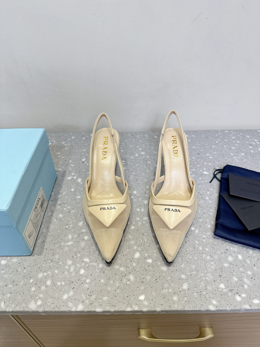 NO:407659,Prada 25ss Spring and Summer New Style Triangle Marker Mesh, Rear Space, High Heels Sandals Early Spring Show Internet celebrity style 'Dreamless City' Prada can be used on important occasions, with a small and fresh style with a little noble feeling, it is perfect for the feet, and it is elegant and generous when worn with this shoe. The entire series is full of exciting and unexpected elements, and the expression of different materials and texture fabrics has a strong artistic atmosphere, allowing you to appreciate the ever-changing style of Prada girls. The upper uses original imported mesh/cowhide, inner foot pad sheepskin, heel height 7cm, original Italian custom leather outsole, size 35-40 (34.40.41 Custom made without return), high heel sandals, prada, prada, sandals, high  heels, cowhide, sheepskin, Leather soles19860909Prada 普拉达 25ss春夏新款 三角标 网纱 后空 高跟 凉鞋 早春T台走秀网红同款＂造梦不夜城＂ Prada能在重要场合上用得上了,小清新风带点贵气的感觉,上脚非常完美,穿搭配上此鞋,优雅大方.整个系列都充满了令人兴奋和意外的元素结合,不同的材质,肌理的面料的表现,具有极浓的艺术气息,让你领略Prada女孩的百变风格. 鞋面釆用原版进口网纱/牛皮 内里垫脚羊皮 跟高7cm 大底原版意大利定制真皮大底 码数35-40（34.40.41 定做不退换）,高跟鞋凉鞋,prada,prada,sandals,high heels,cowhide,sheepskin,Leather soles,Women's Shoes